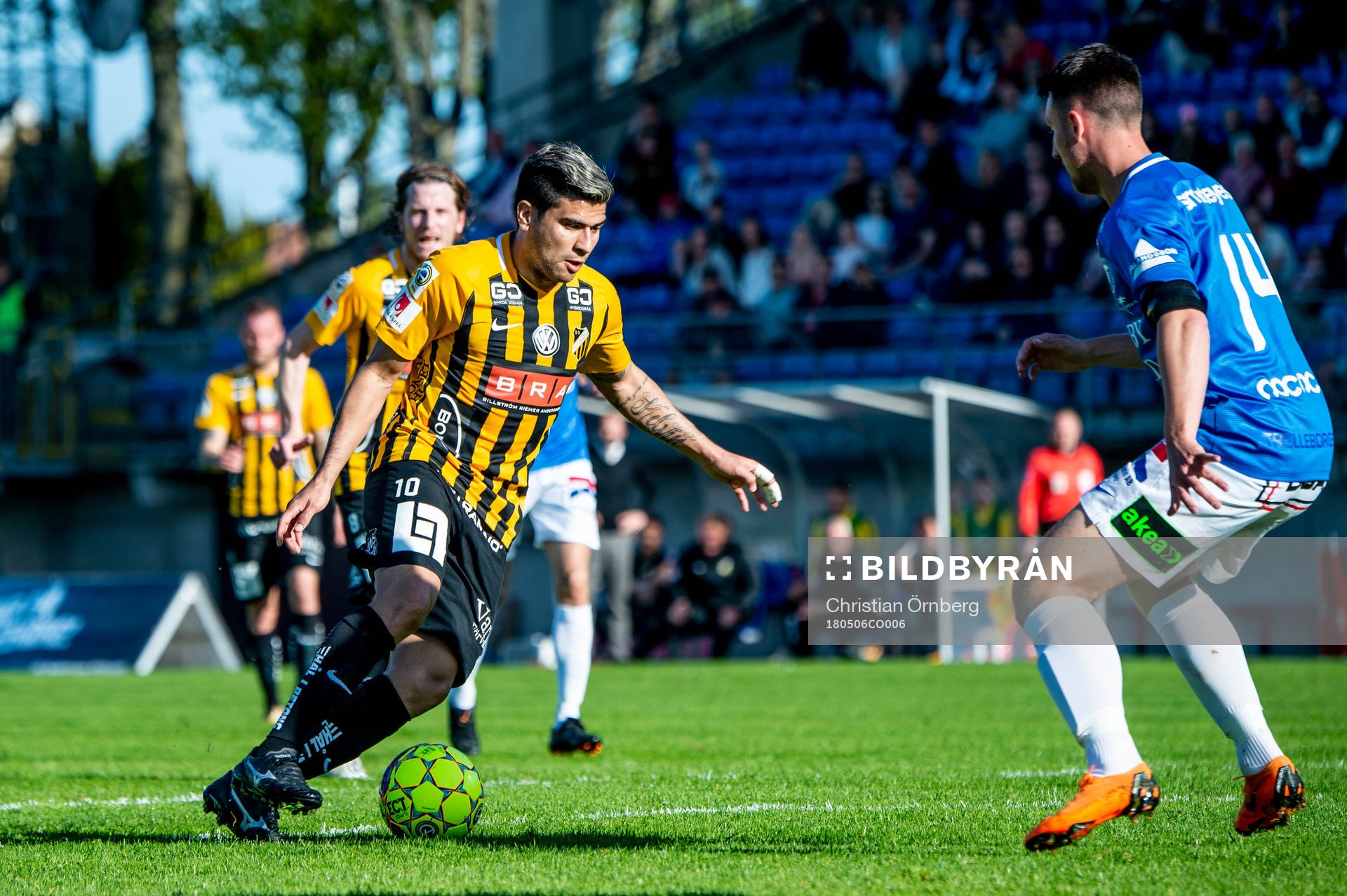 Häckens Paulinho mot Trelleborgs Alexander Blomqvist innan