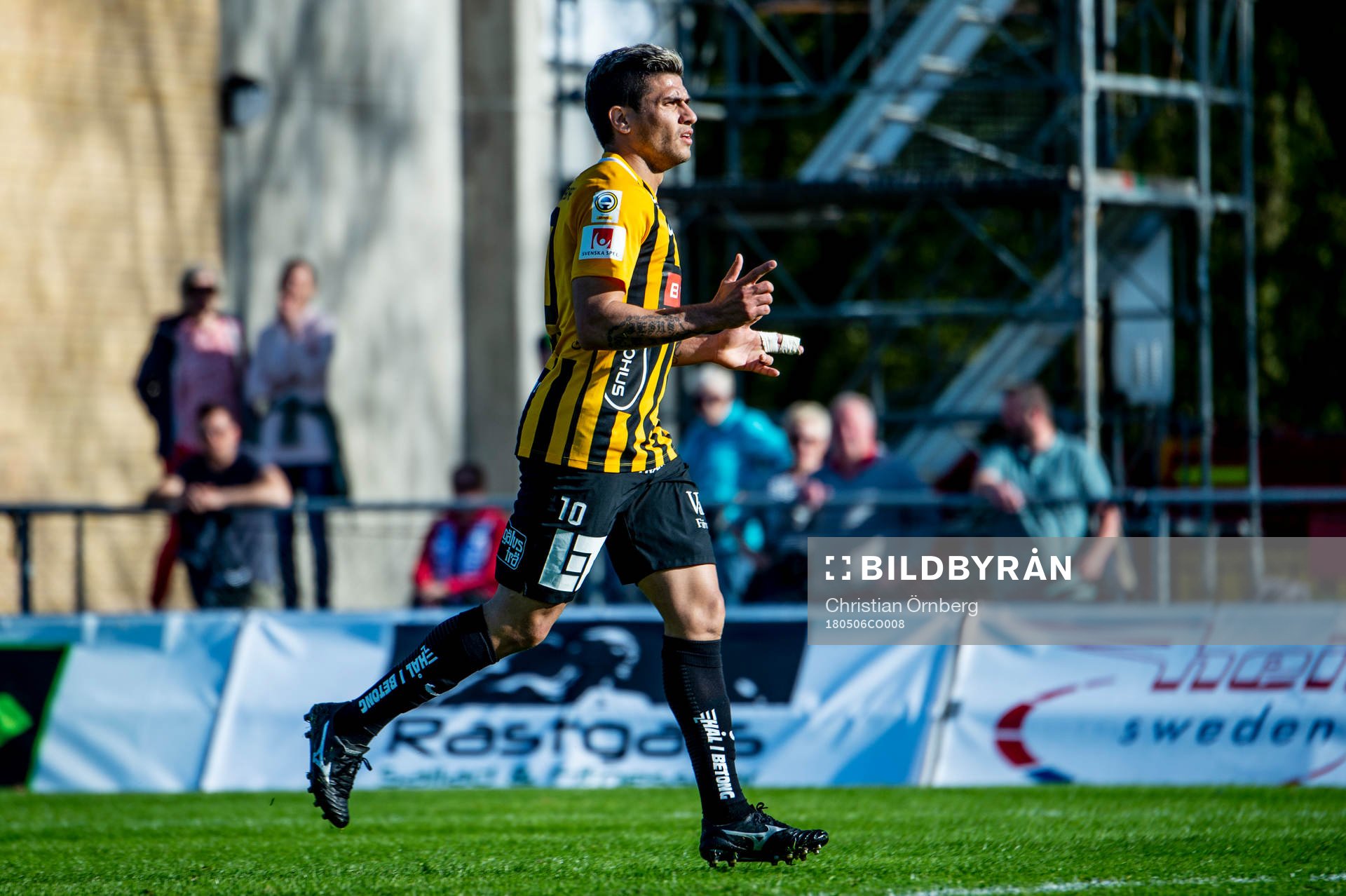 Häckens Paulinho jublar efter 0-2 under fotbollsmatchen i Allsvenskan mellan Trelleborg och Häcken den 6 maj 2018 i Trelleborg.