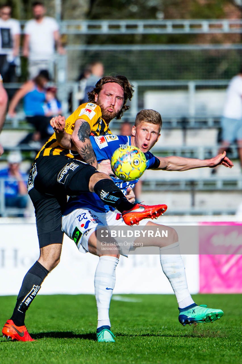 Häckens Emil Wahlström mot Trelleborgs Ottar Magnus Karlsson under fotbollsmatchen i Allsvenskan mellan Trelleborg och Häcken den 6 maj 2018 i Trelleborg.