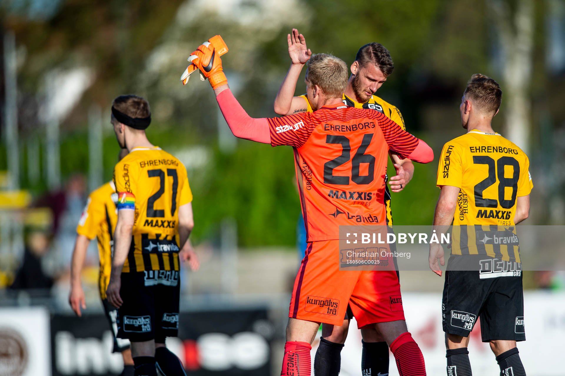 Häckens Johan Hammar och målvakt Peter Abrahamsson jublar