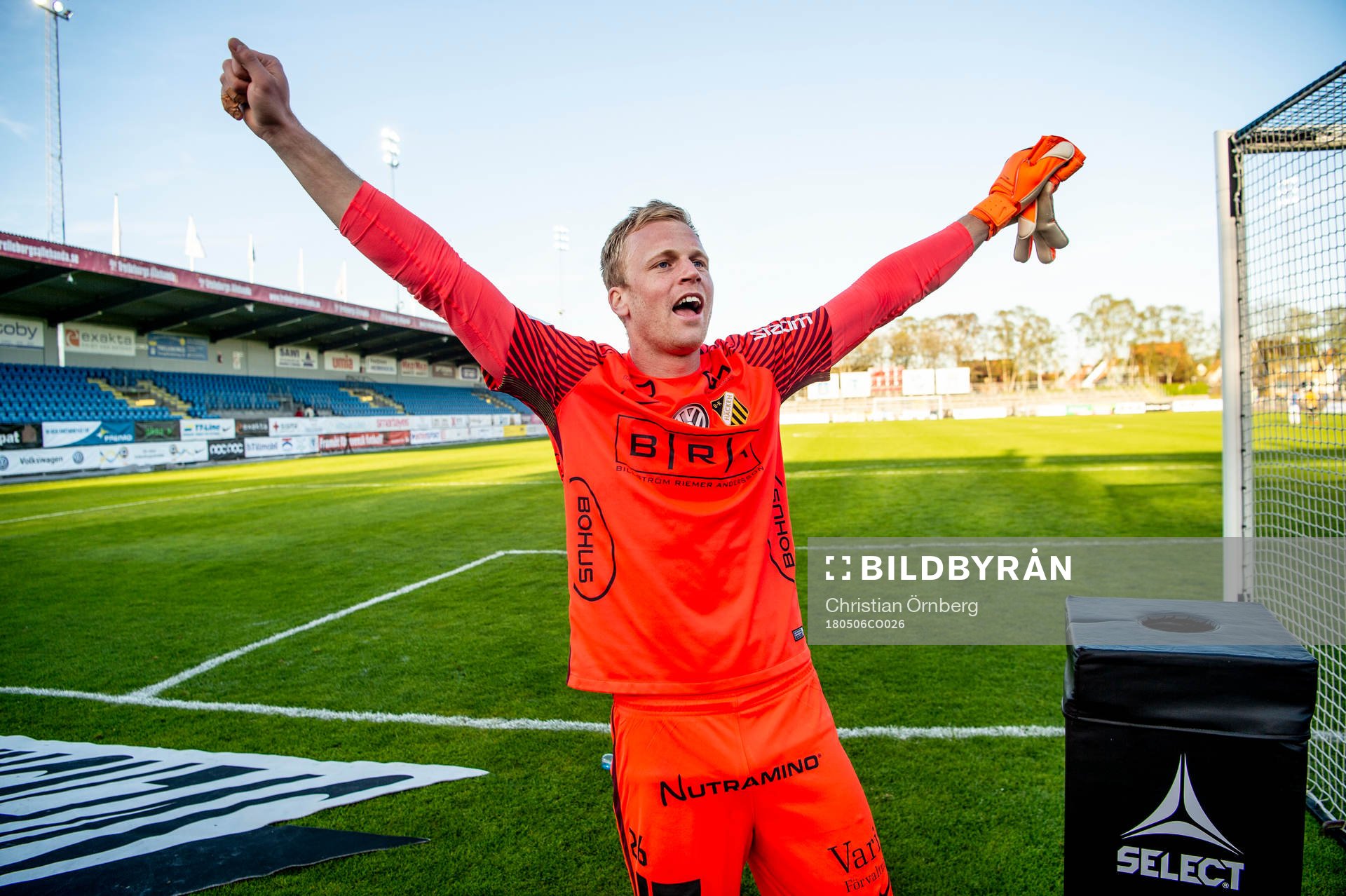 Häckens målvakt Peter Abrahamsson jublar