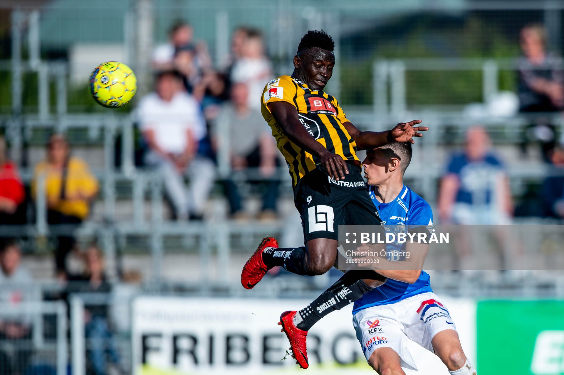 Häckens Alhassan Kamara mot Trelleborgs Denis Hadzikadunic