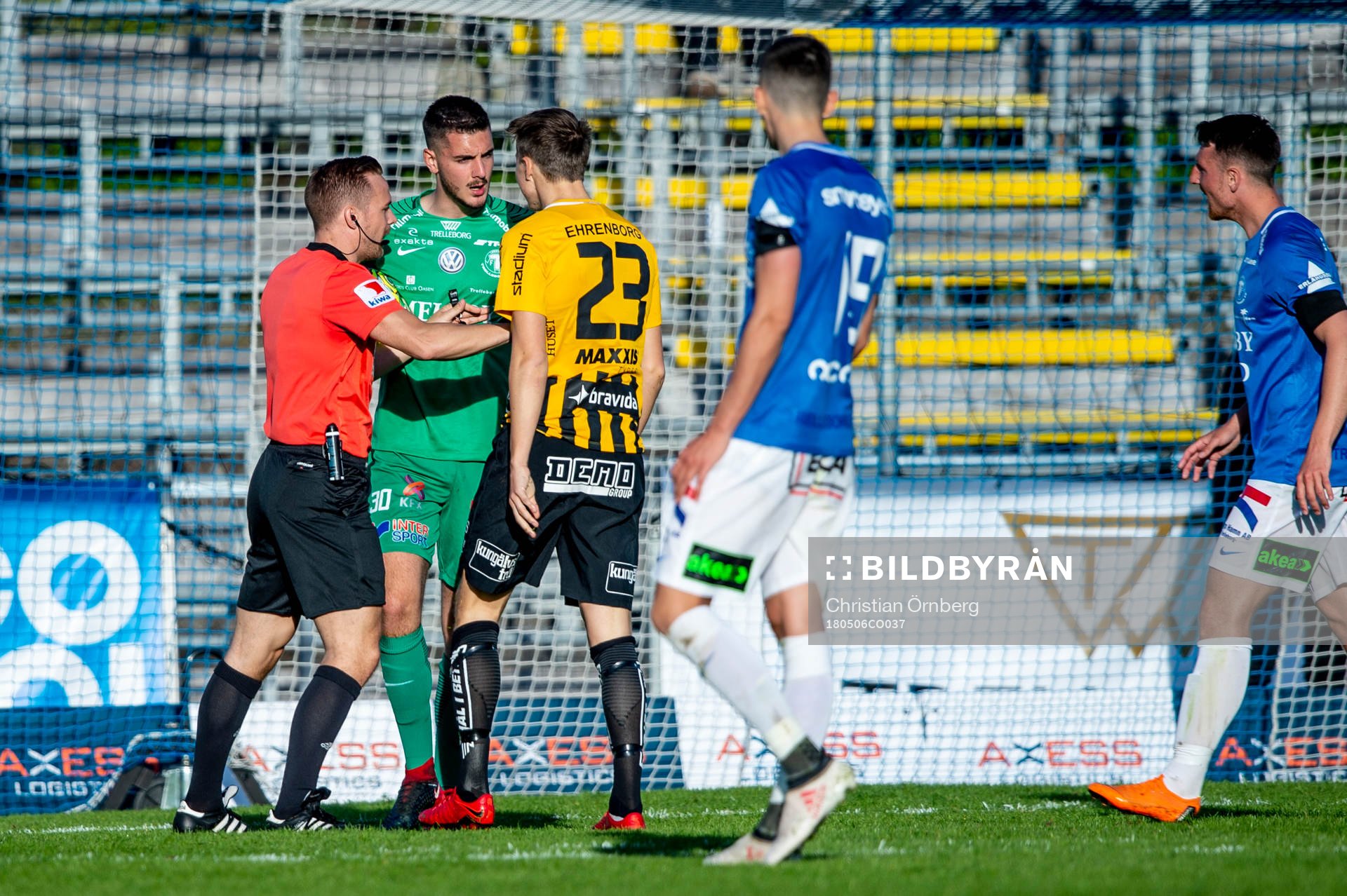 Domaren Kristoffer Karlsson går emellan Trelleborgs målvakt Marko Johansson och Häckens Viktor Lundberg under fotbollsmatchen i Allsvenskan mellan Trelleborg och Häcken den 6 maj 2018 i Trelleborg.