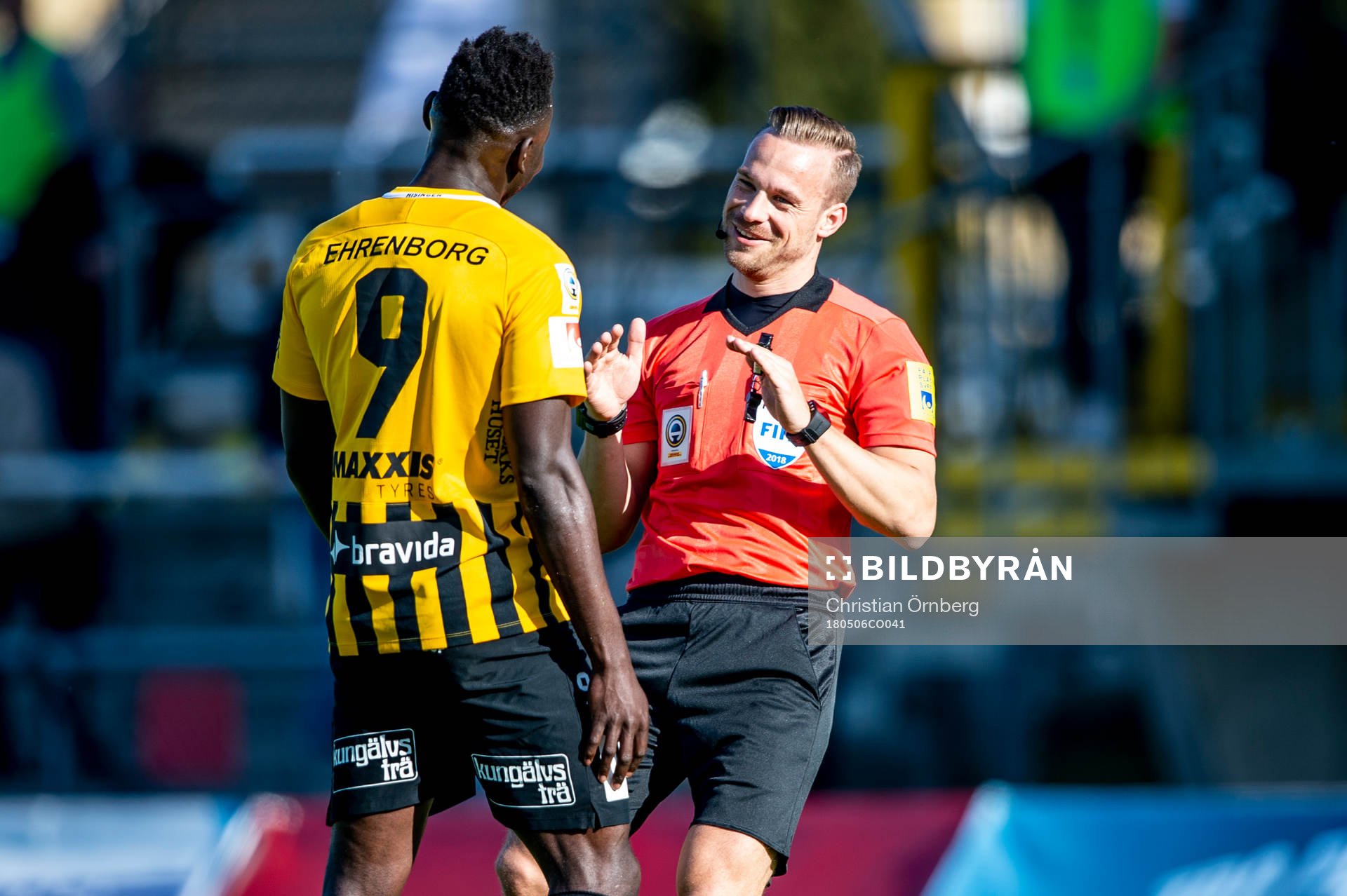 Häckens Alhassan Kamara i samtal med domaren Kristoffer