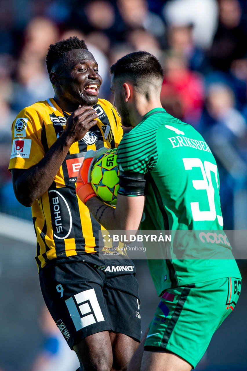 Häckens Alhassan Kamara och Trelleborgs målvakt Marko