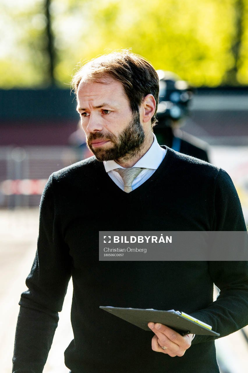 Häckens tränare Andreas Alm innan  fotbollsmatchen i