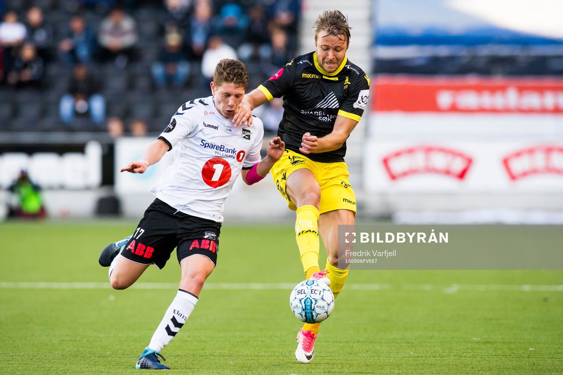 Markus André Kaasa of Odd and Henrik Robstad of Start