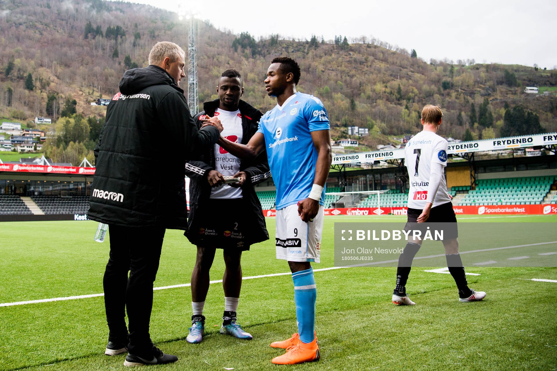 Bengt Sæternes, head coach of Sandnes Ulf, and Kachi of