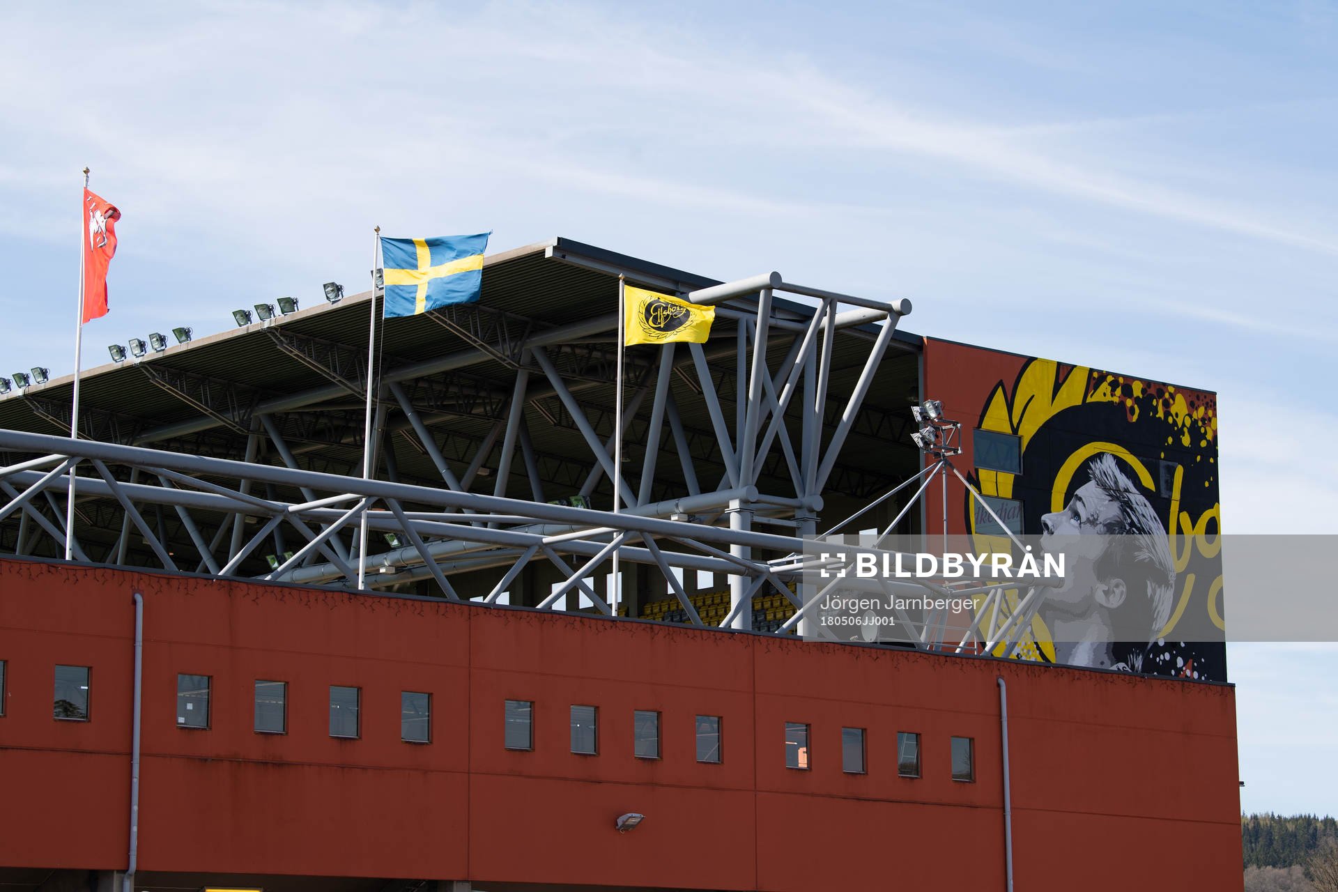 Flaggor vajar på Borås arena