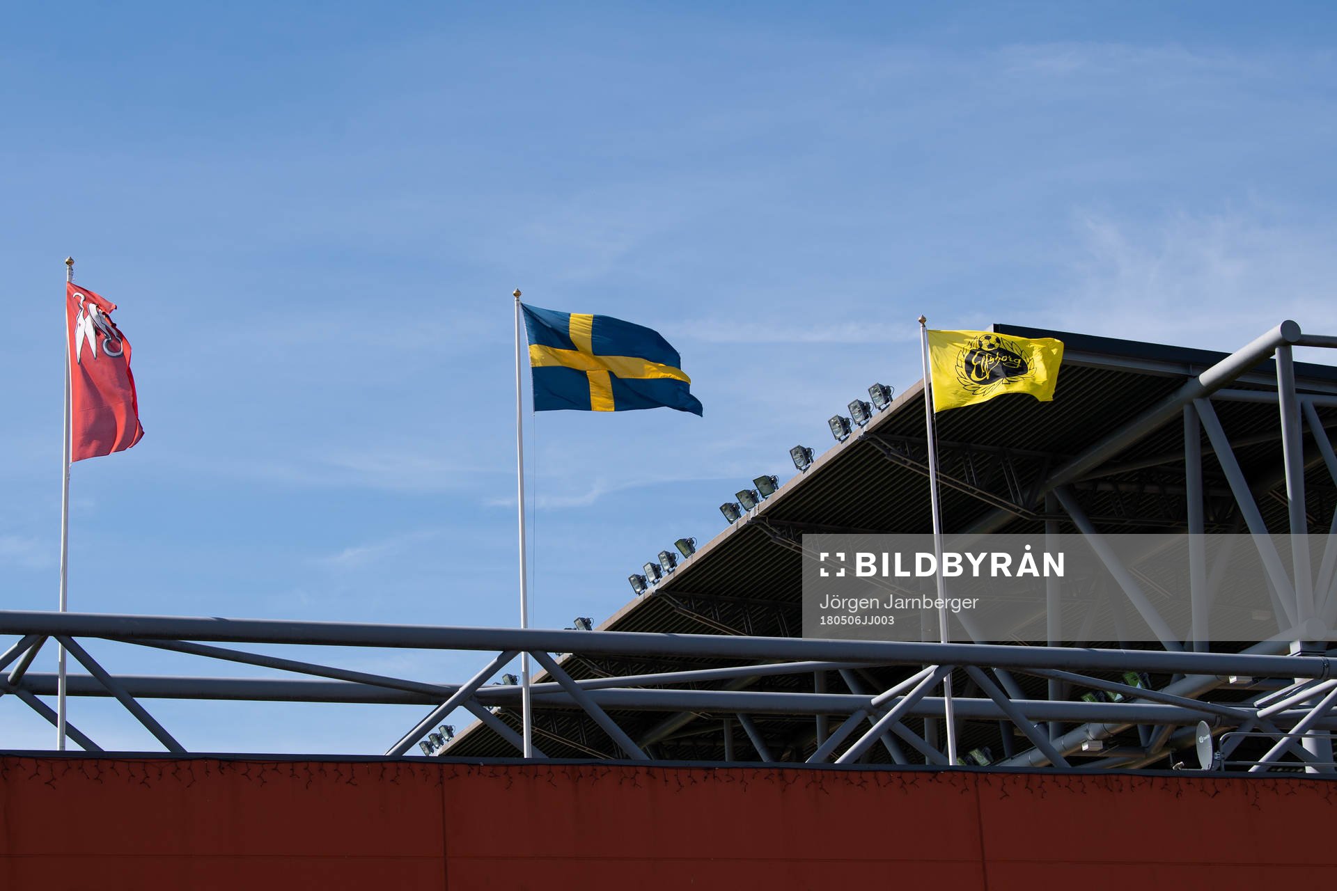 Flaggor vajar på Borås arena