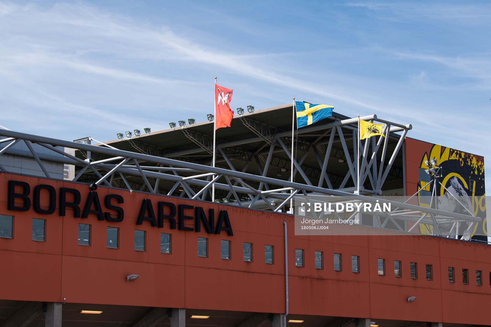 Flaggor vajar på Borås arena