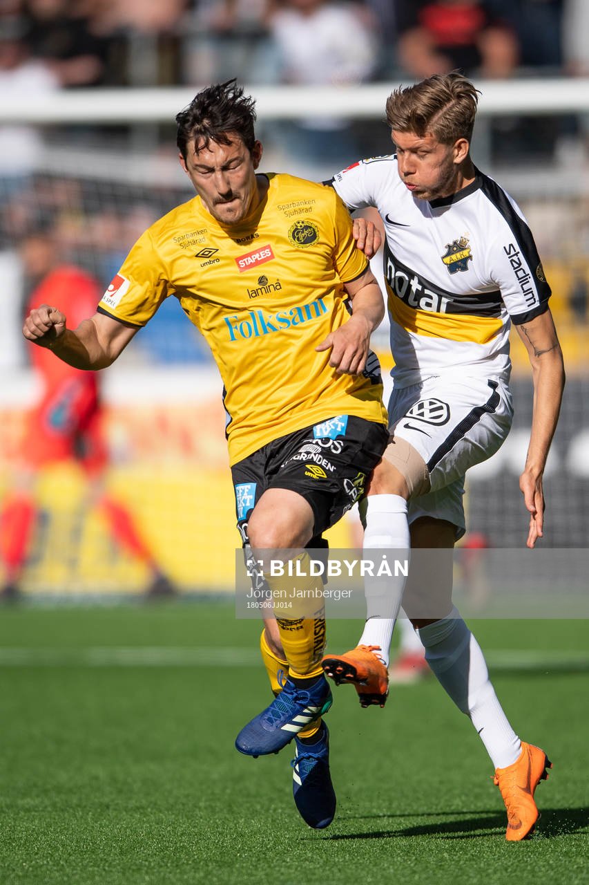 Elfsborgs Stefan Ishizaki i kamp om bollen med AIK:s Anton Salétros under fotbollsmatchen i Allsvenskan mellan Elfsborg och AIK den 6 maj 2018 i Borås.