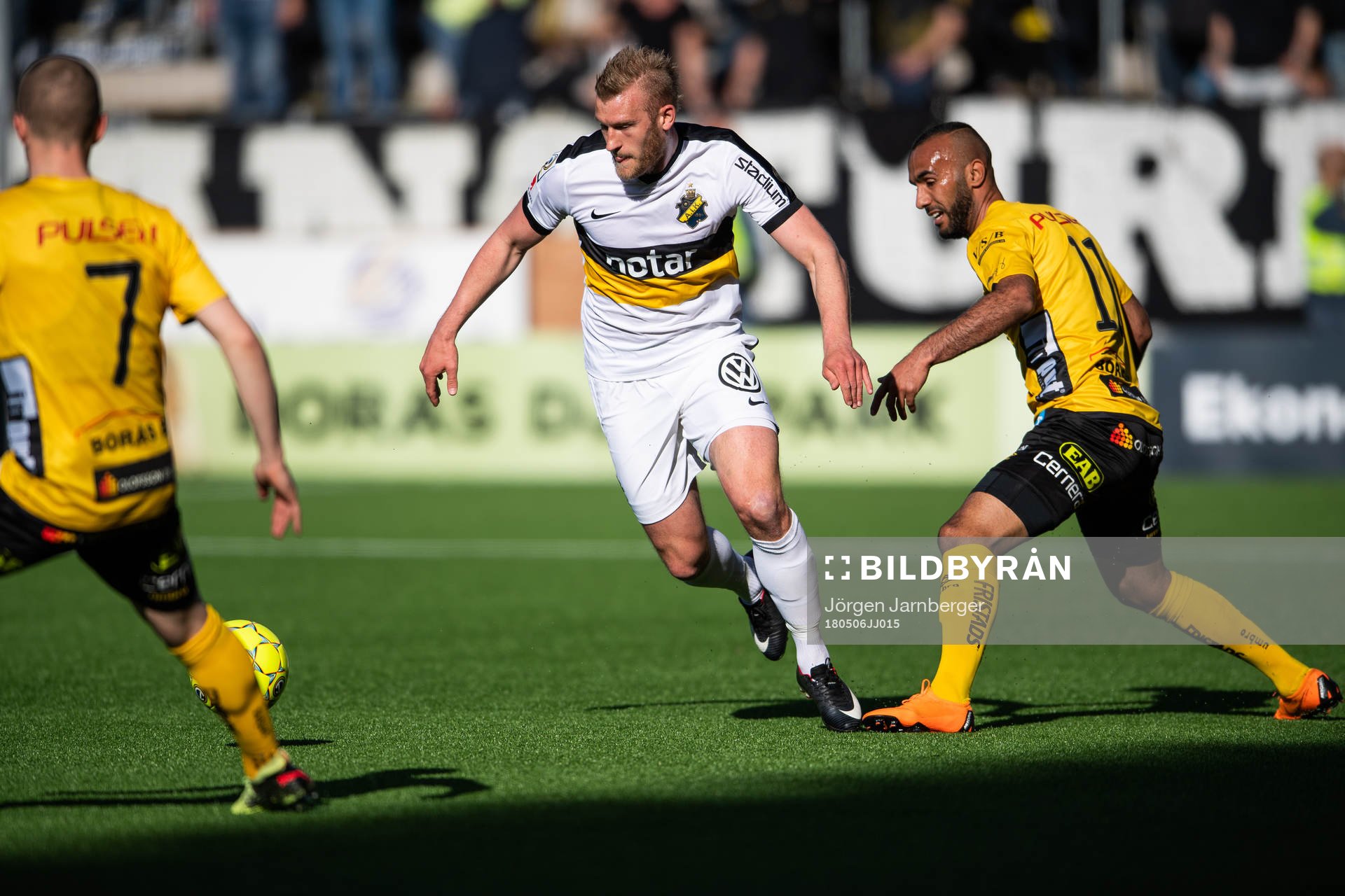 s Robin Jansson i kamp om bollen med Elfsborgs Issam Jebali