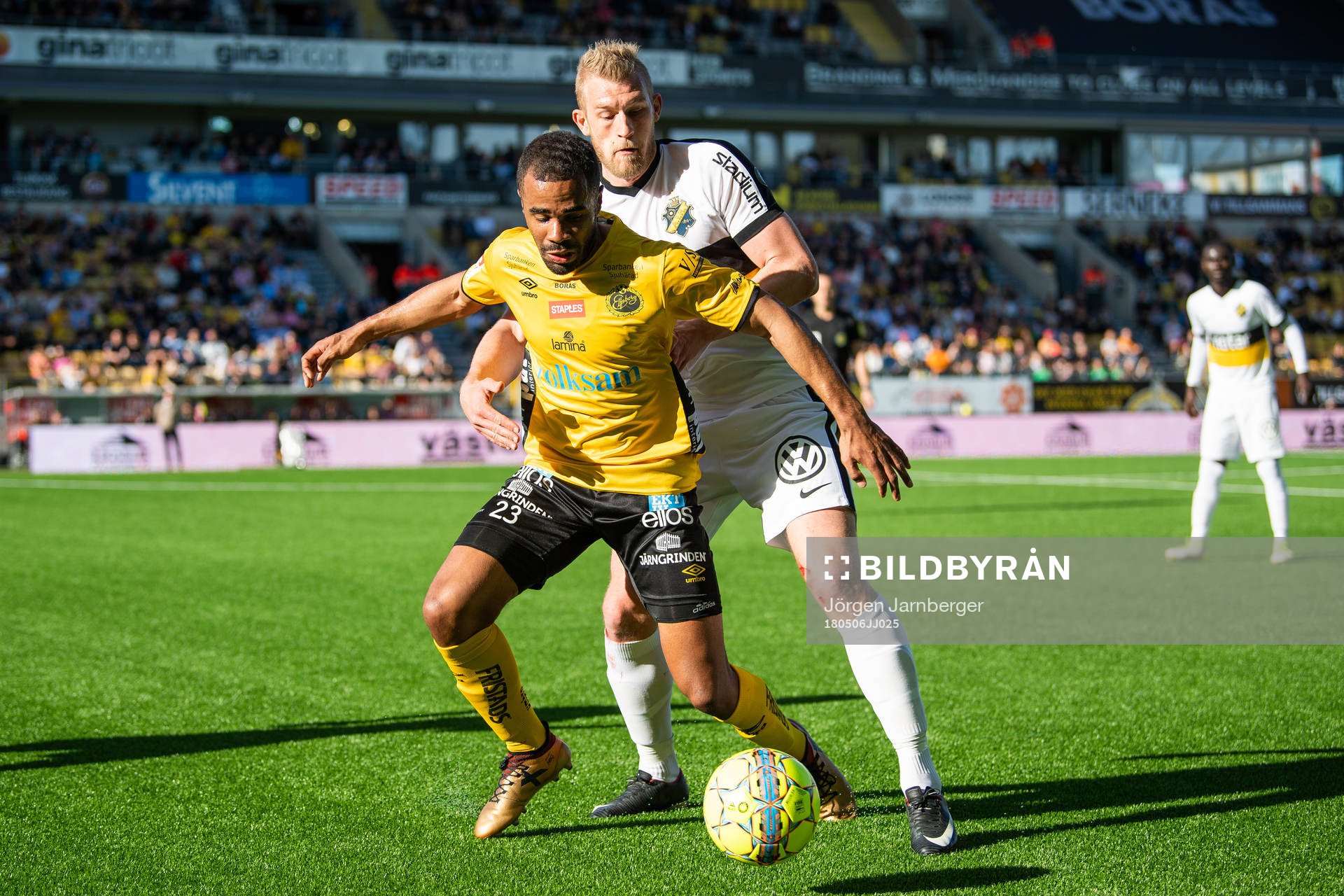 s Robin Jansson i kamp om bollen med Elfsborgs Alex Dyer