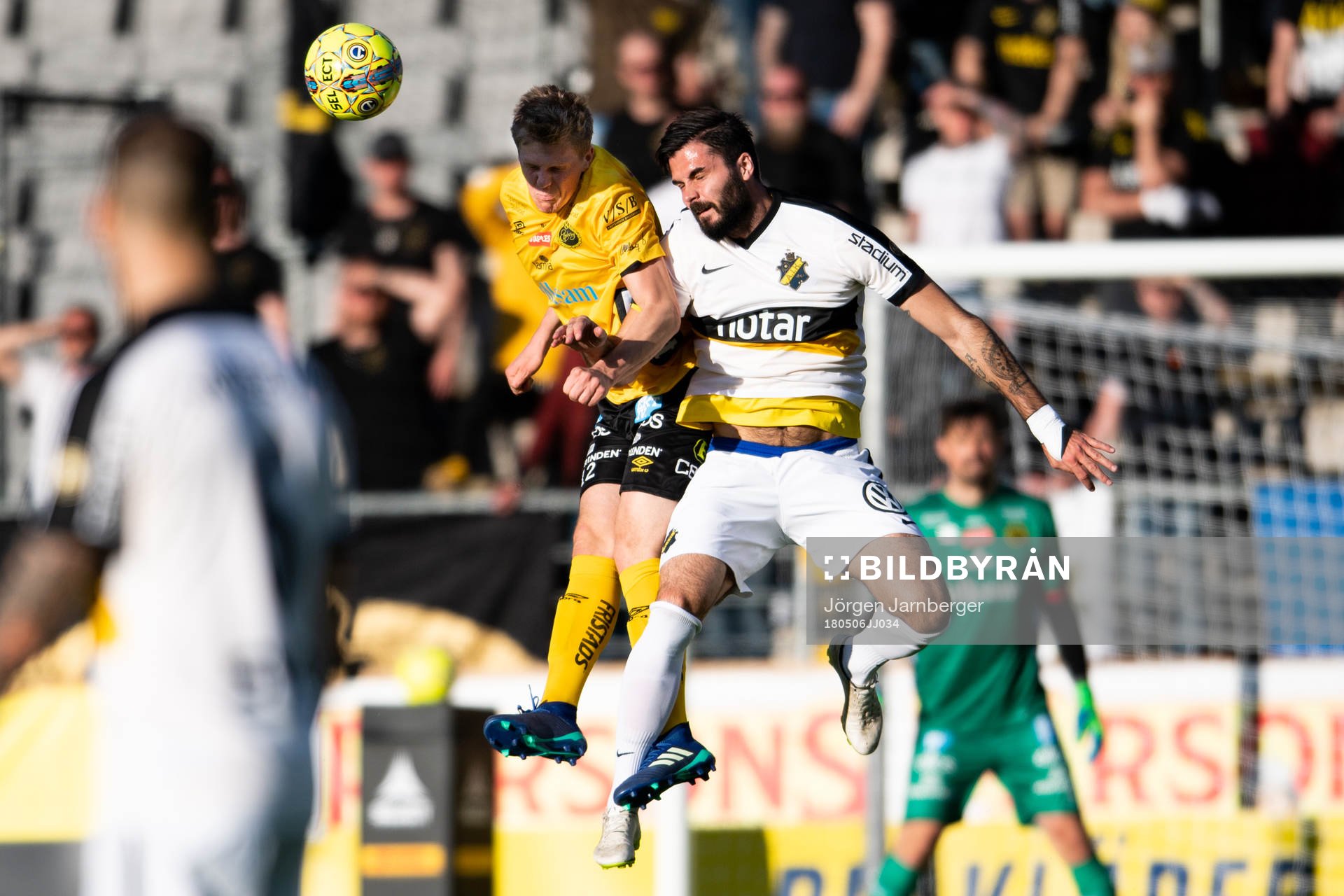Elfsborgs Joakim Nilsson och AIK:s Denni Avdic under fotbollsmatchen i Allsvenskan mellan Elfsborg och AIK den 6 maj 2018 i Borås.