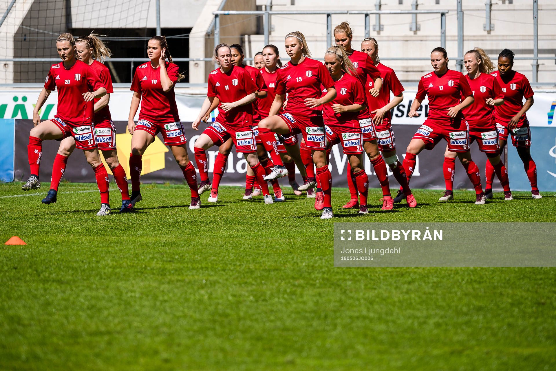 Piteås spelare värmer upp före fotbollsmatchen i