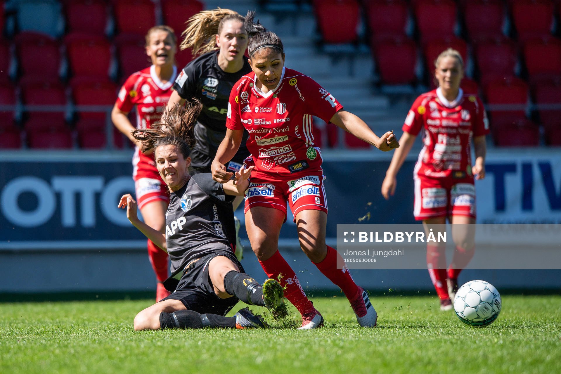 Växjös Nellie Karlsson och Piteås Madelen Janogy i kamp om bollen under fotbollsmatchen i Damallsvenskan mellan Växjö och Piteå den 6 maj 2018 i Växjö.