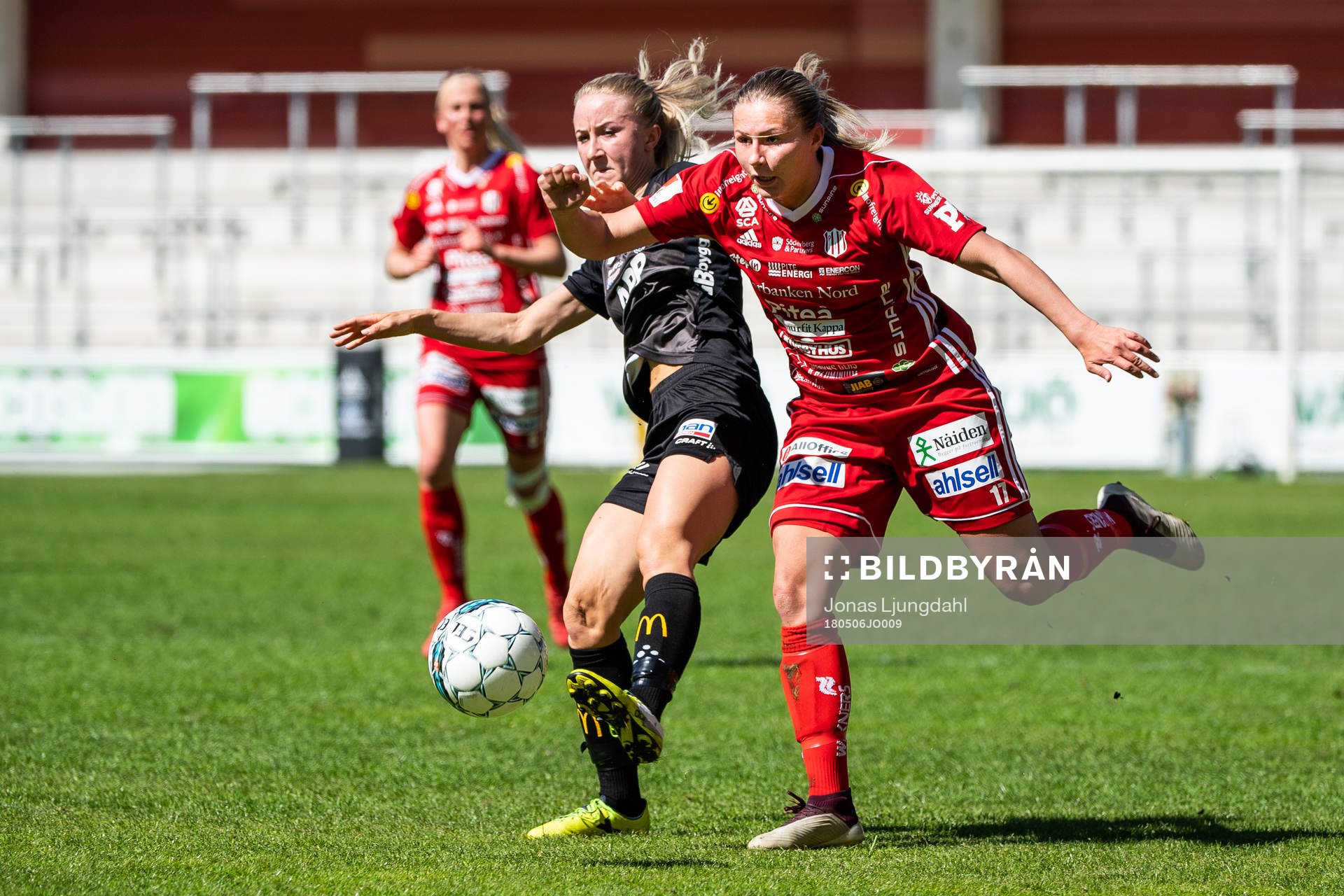 Växjös Jonna Ståhl och Piteås Selina Henriksson i kamp