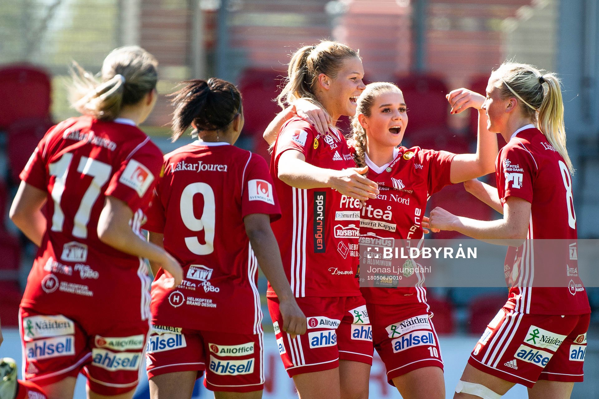 Piteås Nina Jakobsson jublar med lagkamrater