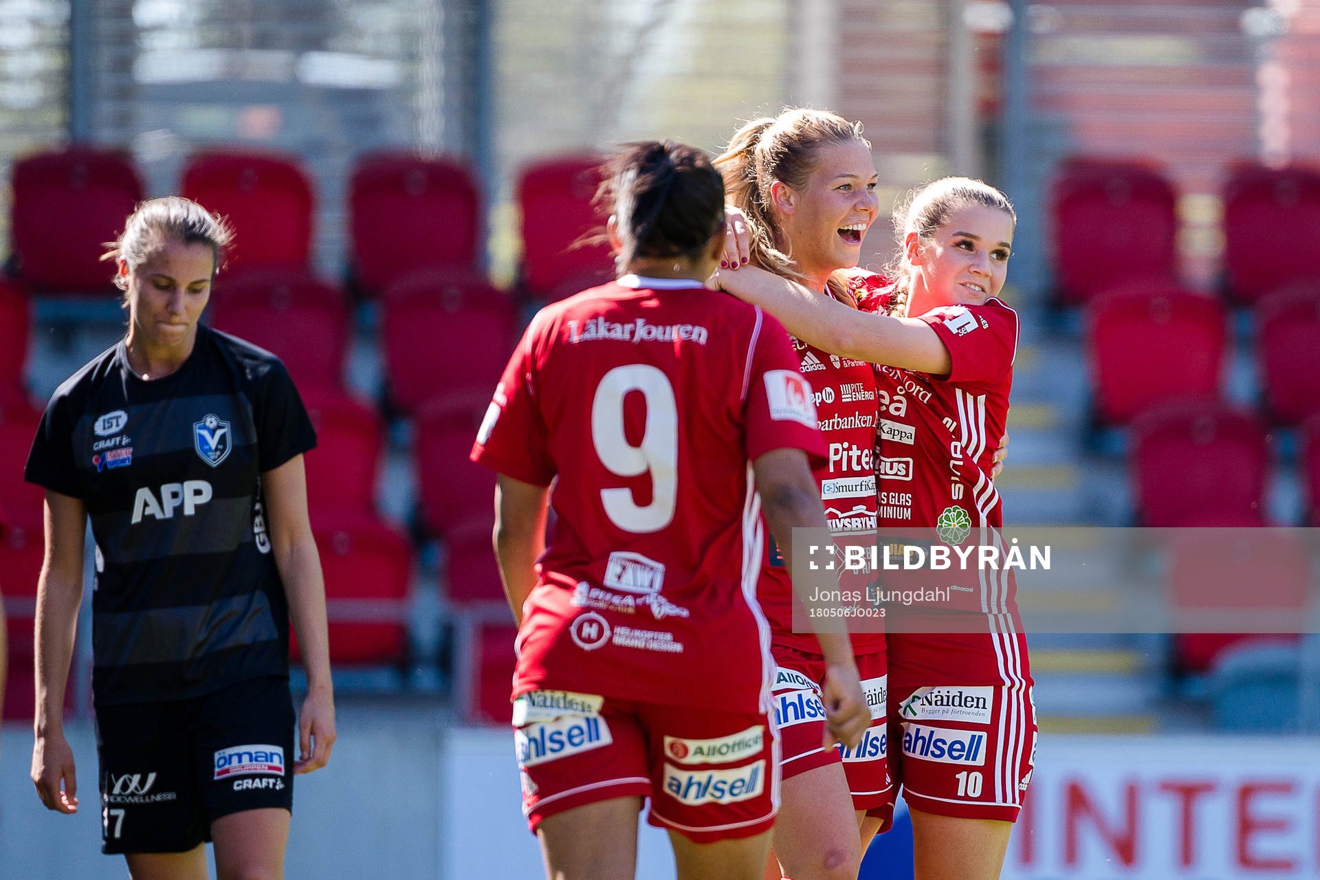 Piteås Nina Jakobsson och Andrea Norheim jublar