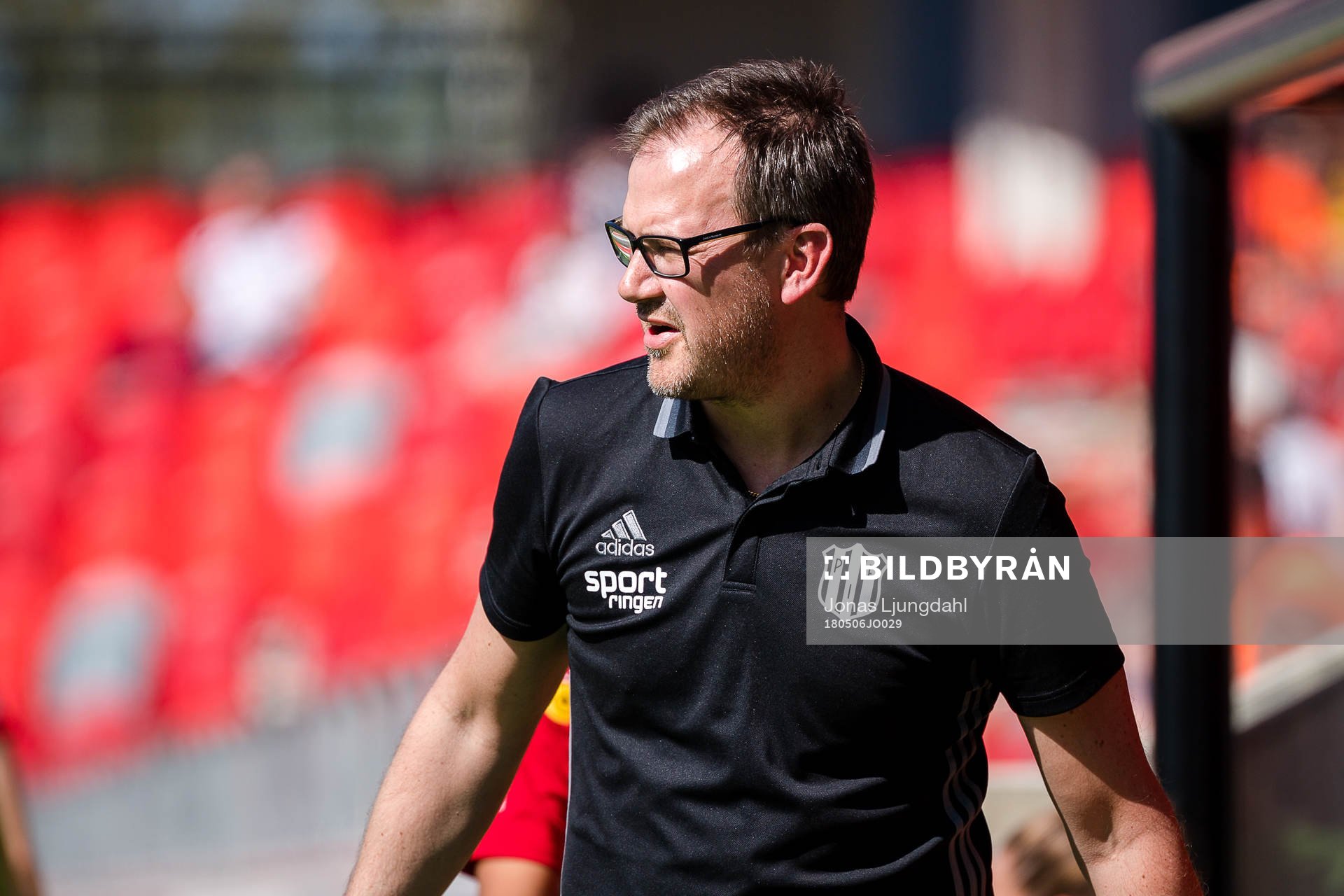 Piteås tränare Fredrik Söderholm under fotbollsmatchen i Damallsvenskan mellan Växjö och Piteå den 6 maj 2018 i Växjö.