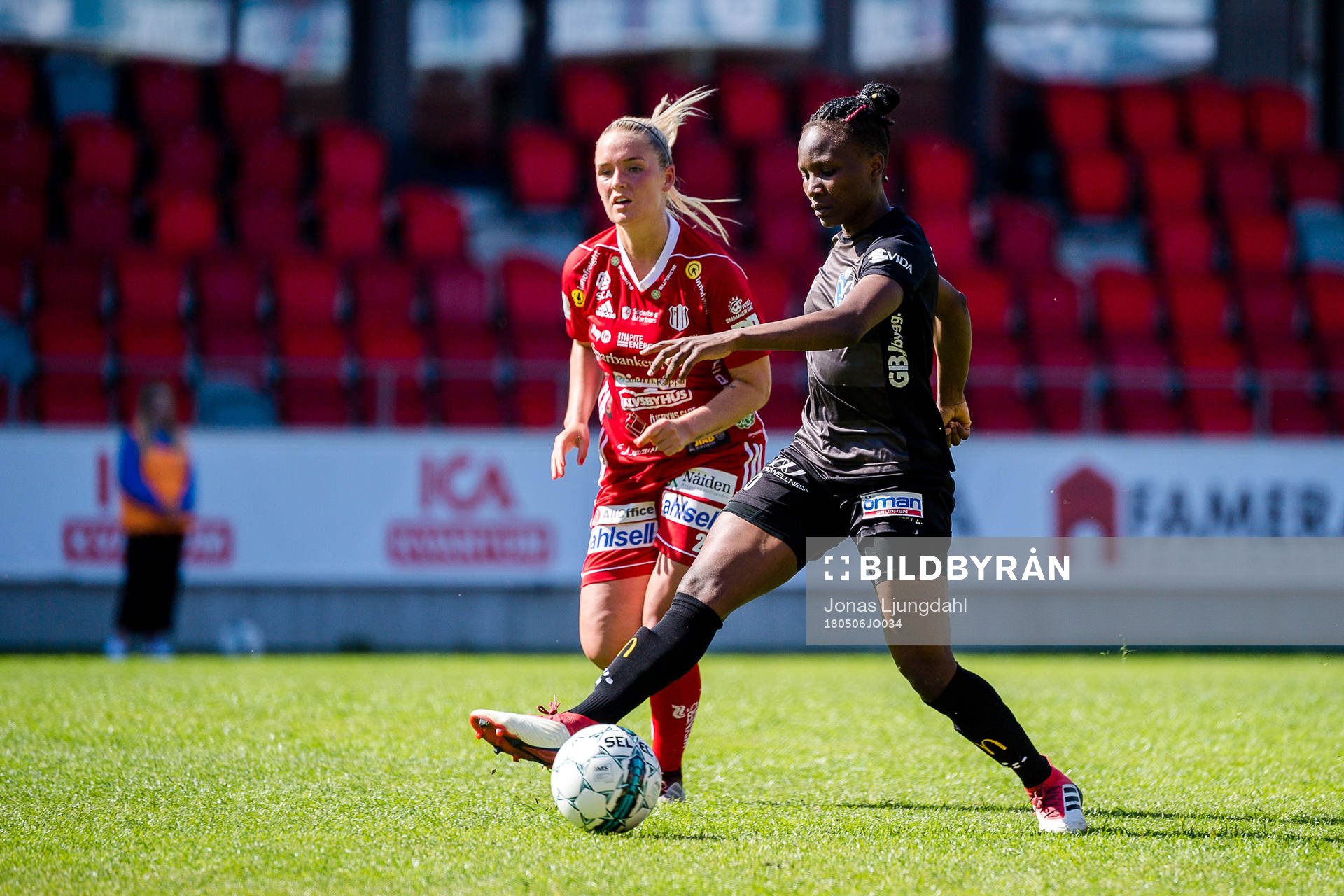 Växjös Ritah Kivumbi jagas av Piteås Ronja Aronsson