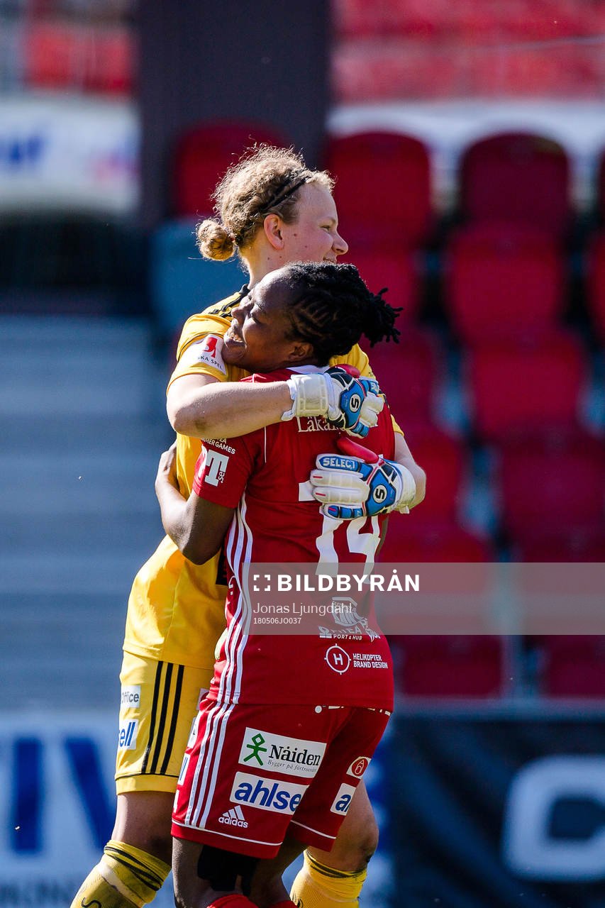 Piteås målvakt Cajsa Andersson och Faith Ikidi jublar