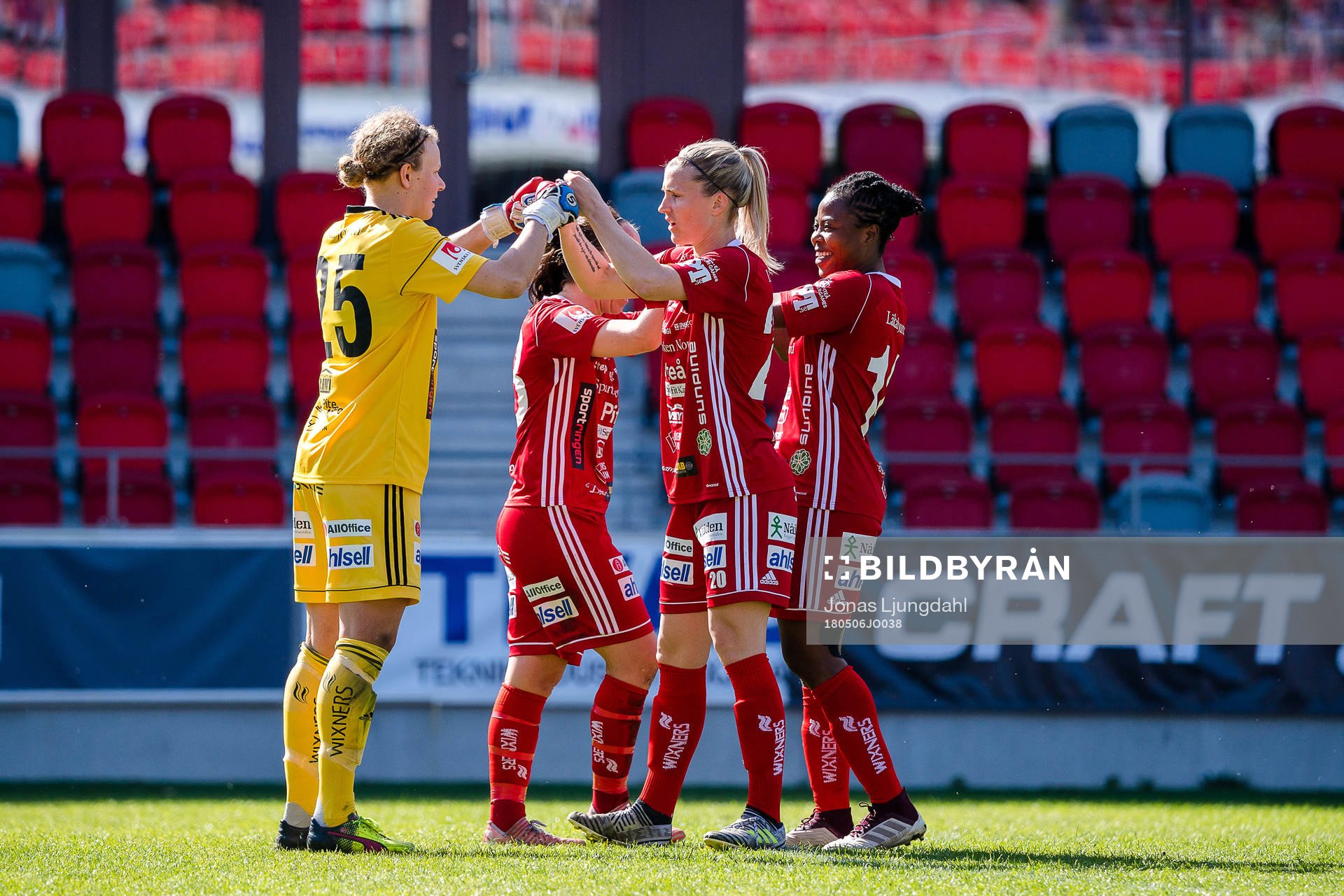 Piteås målvakt Cajsa Andersson och Emelie Lövgren jublar