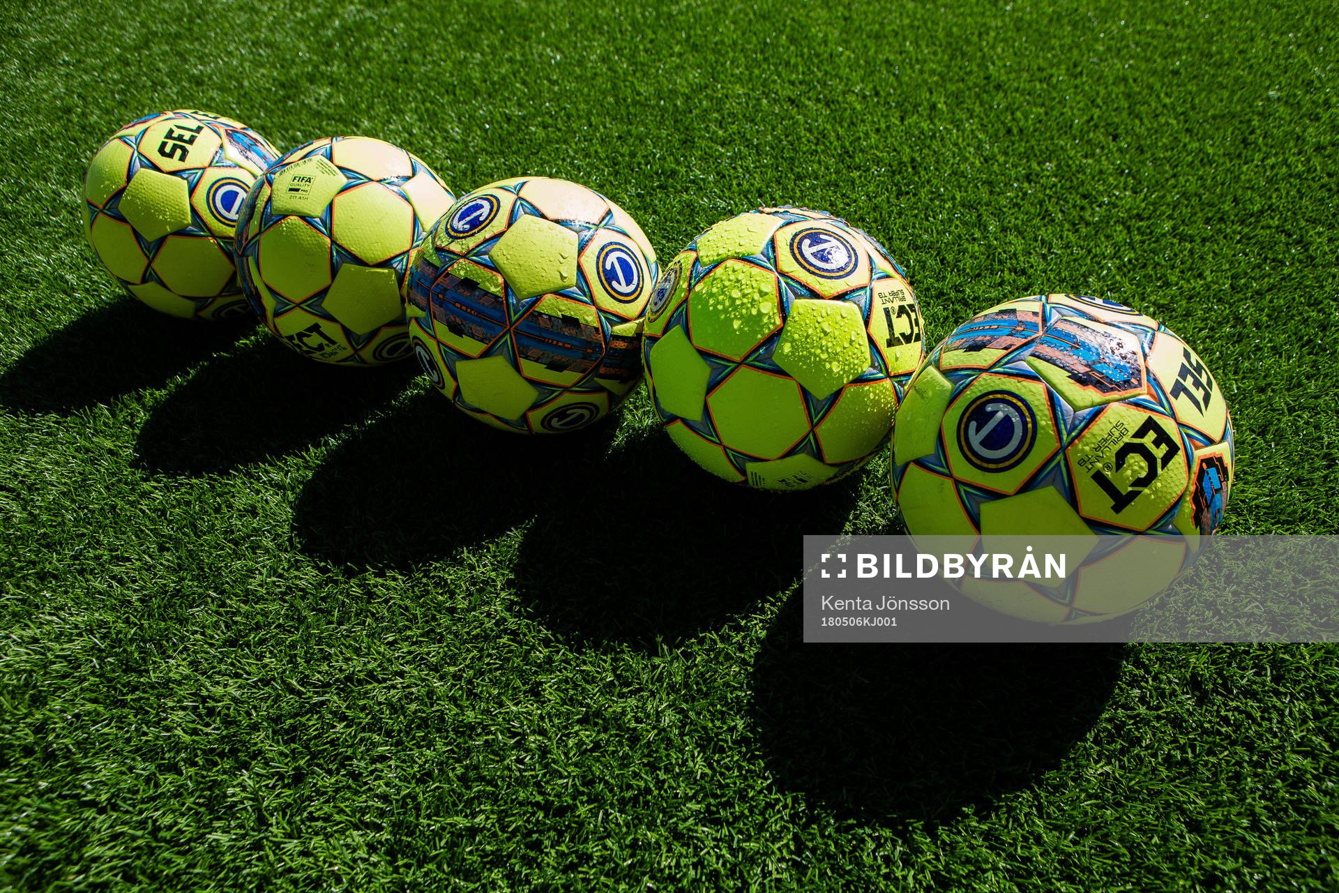 Fotbollar innan fotbollsmatchen i Allsvenskan mellan