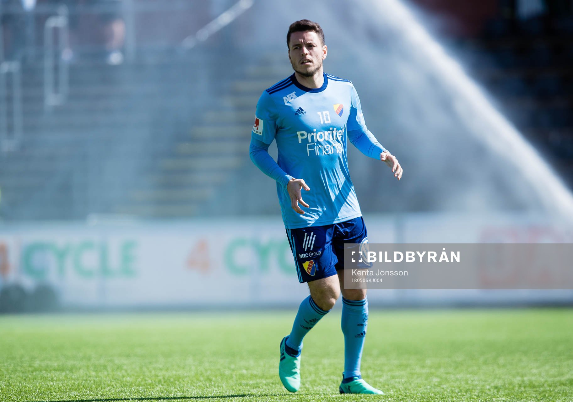 Djurgårdens Kerim Mrabti värmer upp innan fotbollsmatchen