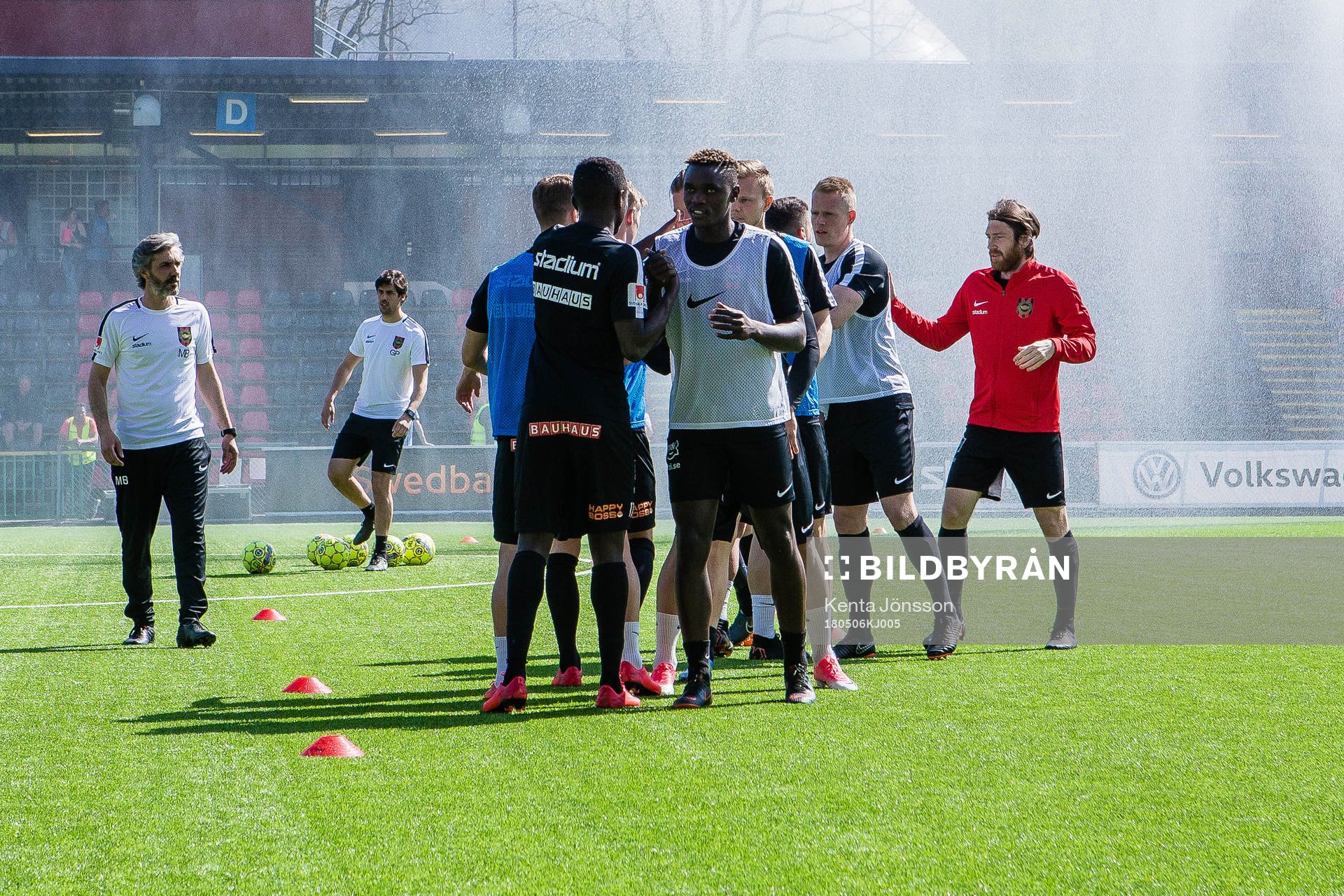Brommapojkarnas spelare värmer upp innan fotbollsmatchen i