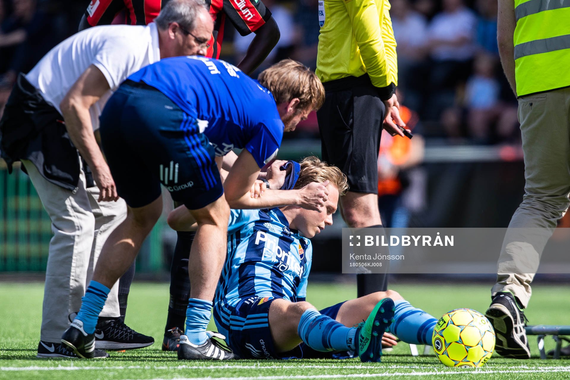 Djurgårdens Jonathan Augustinsson tas om hand