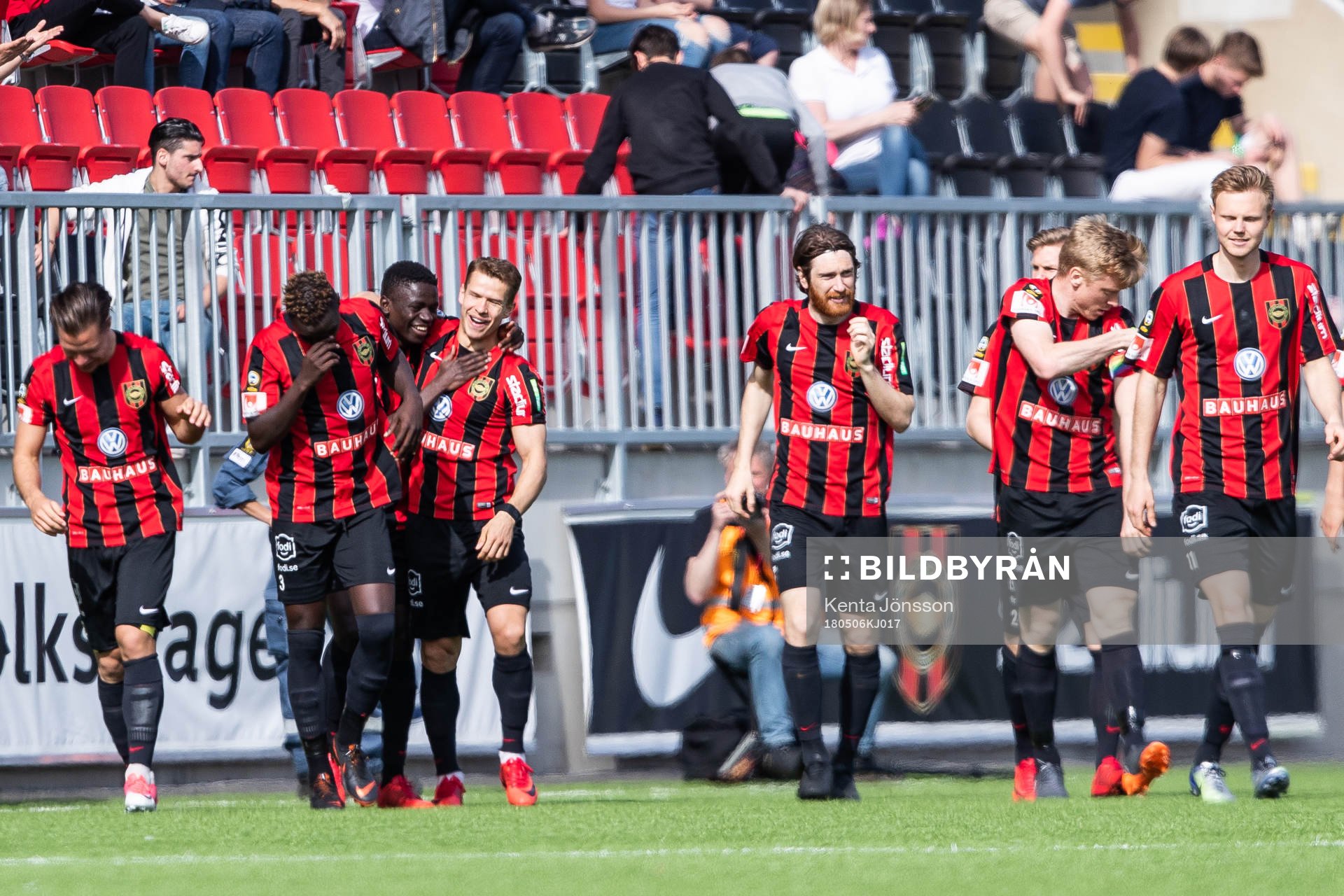 Brommapojkarnas Eric Johana Omondi jublar med lagkamrater
