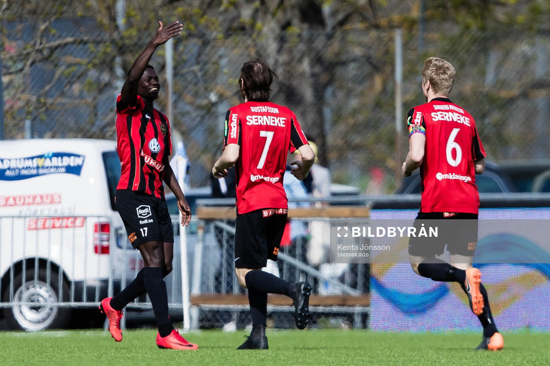 Brommapojkarnas Eric Johana Omondi jublar med Markus