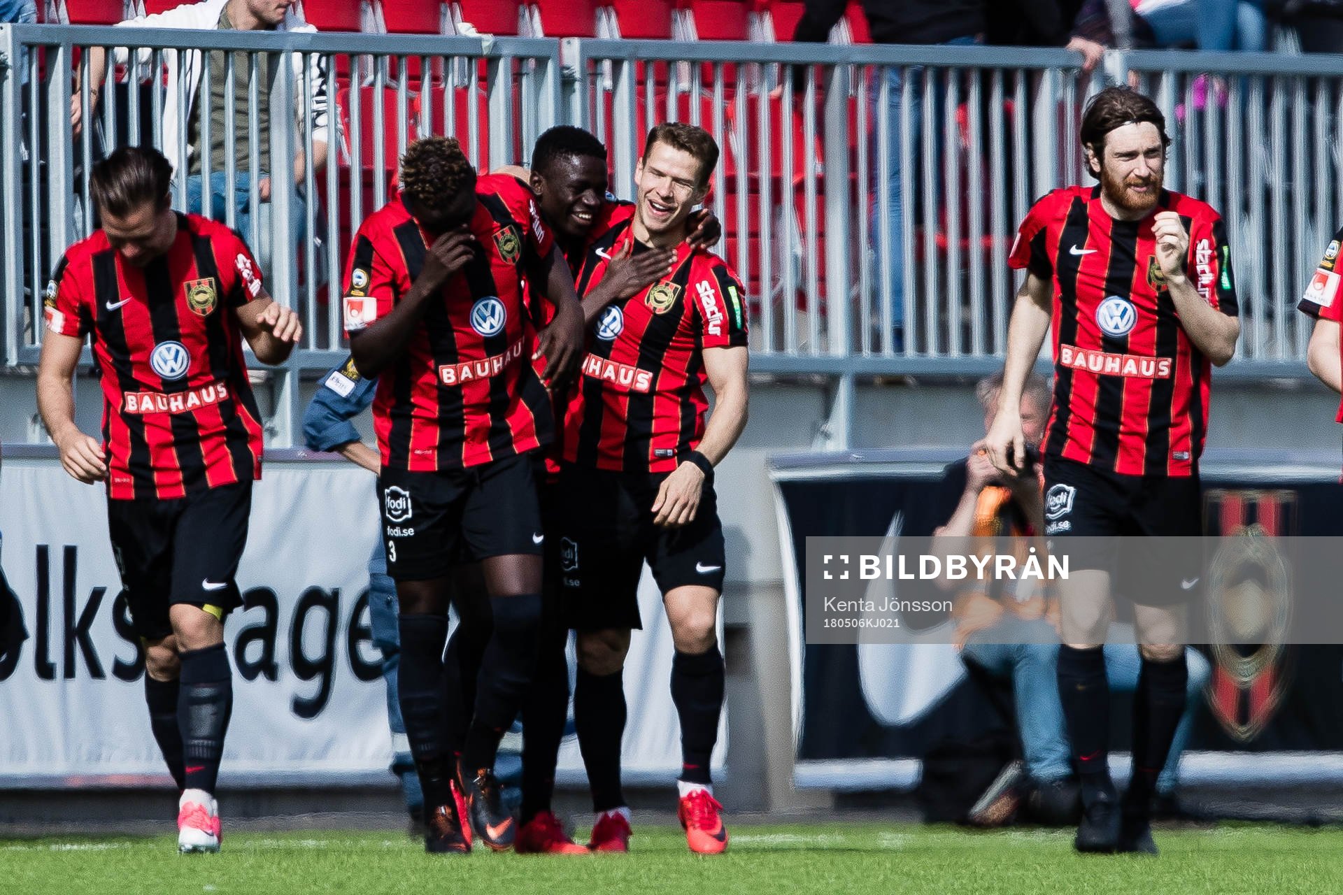 Brommapojkarnas Eric Johana Omondi jublar med lagkamrater efter 1-0 under fotbollsmatchen i Allsvenskan mellan Brommapojkarna och Djurgården den 6 Maj 2018 i Stockholm. 