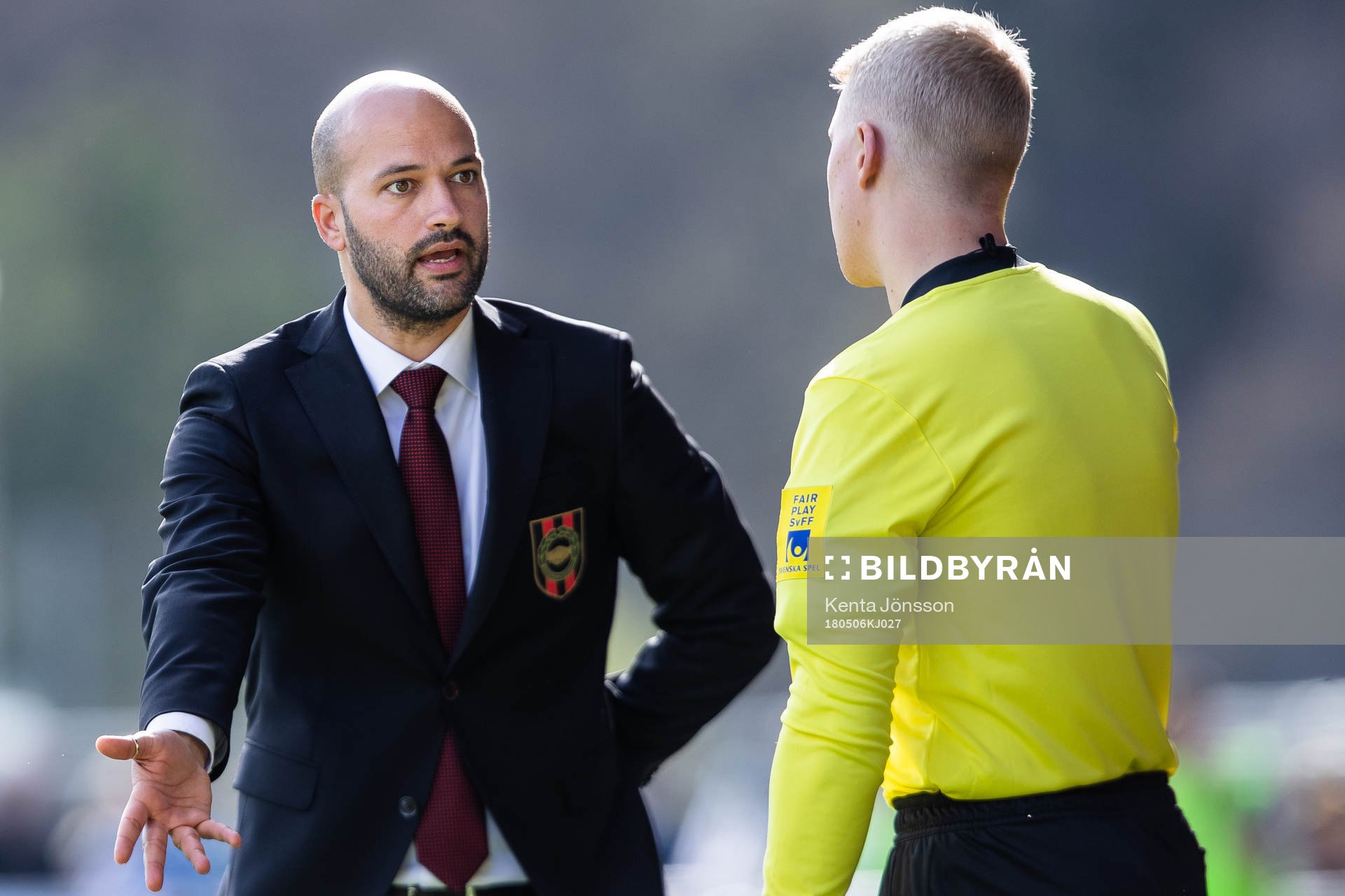 Brommapojkarnas tränare Luis Pimenta diskuterar med domarna
