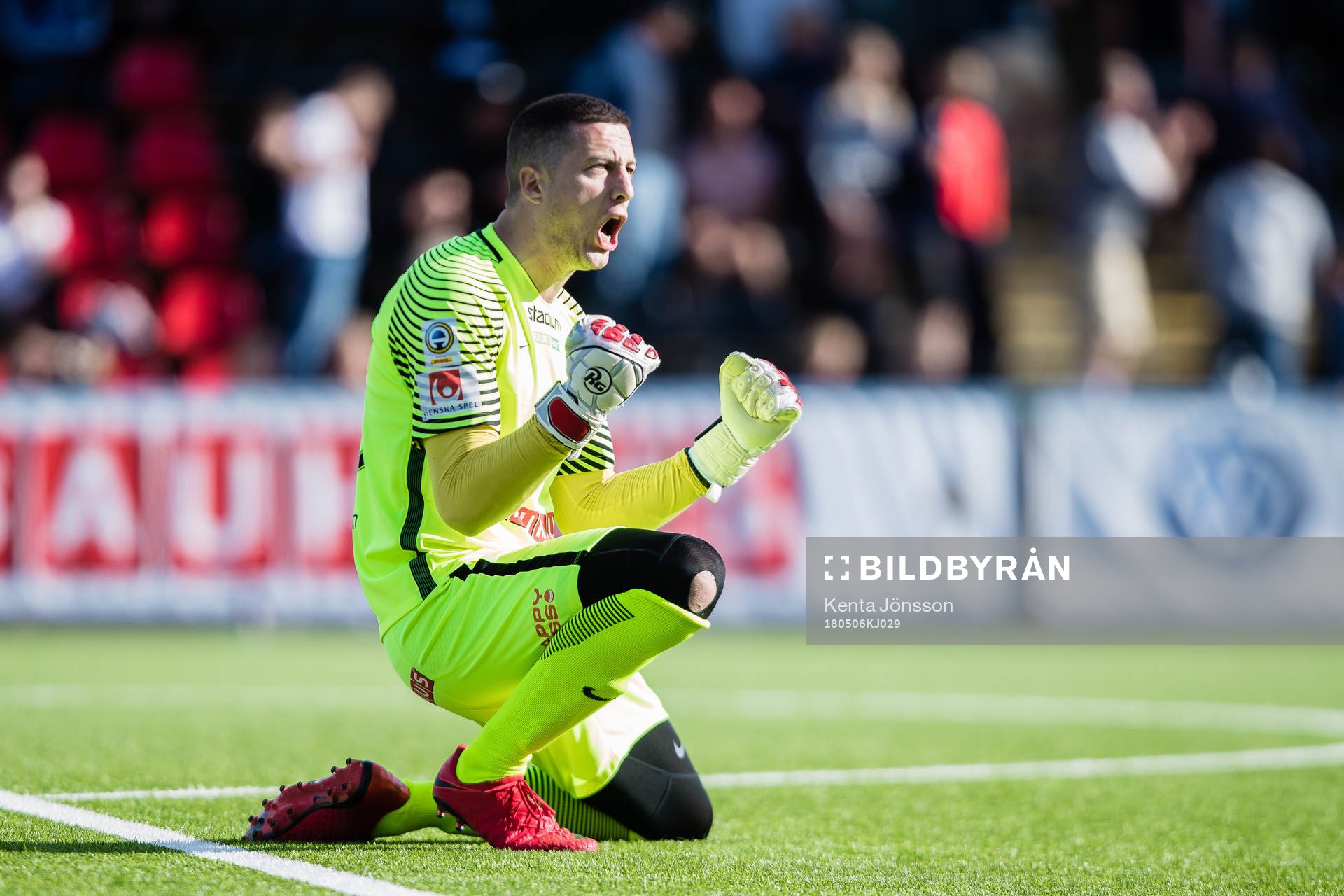 Brommapojkarnas målvakt Nikola Petric jublar efter fotbollsmatchen i Allsvenskan mellan Brommapojkarna och Djurgården den 6 Maj 2018 i Stockholm.
