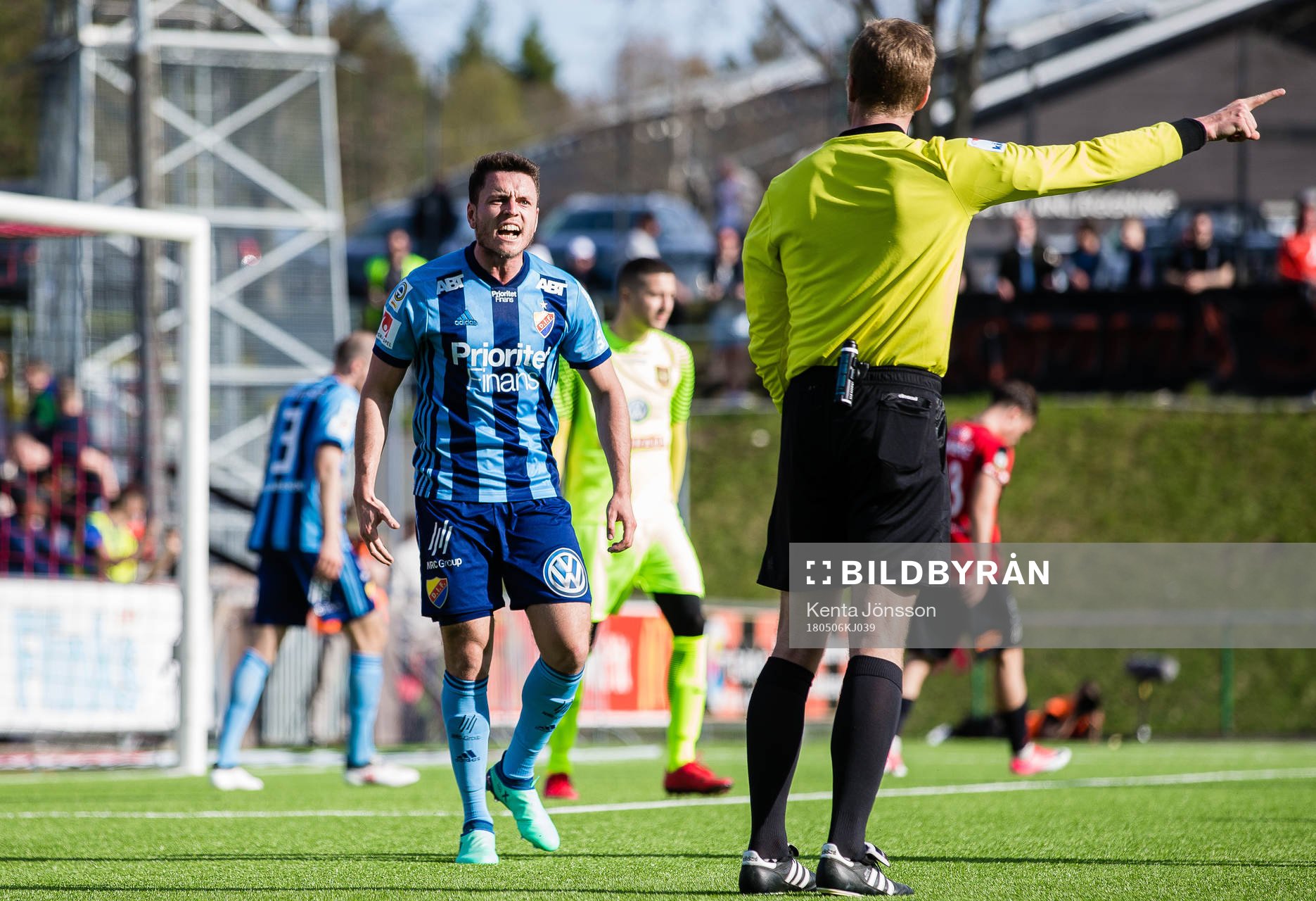 Djurgårdens Kerim Mrabti reagerar mot domare Glenn Nyberg