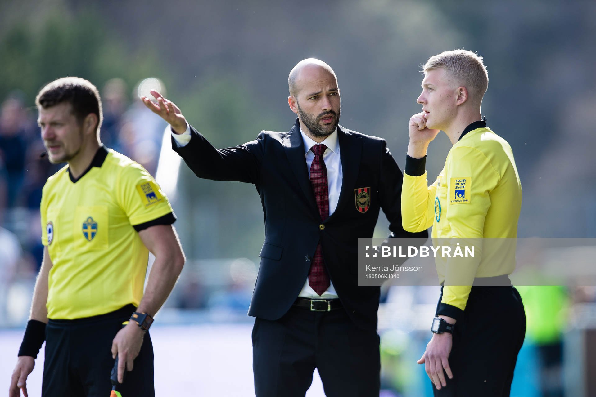 Brommapojkarnas tränare Luis Pimenta i diskussion med