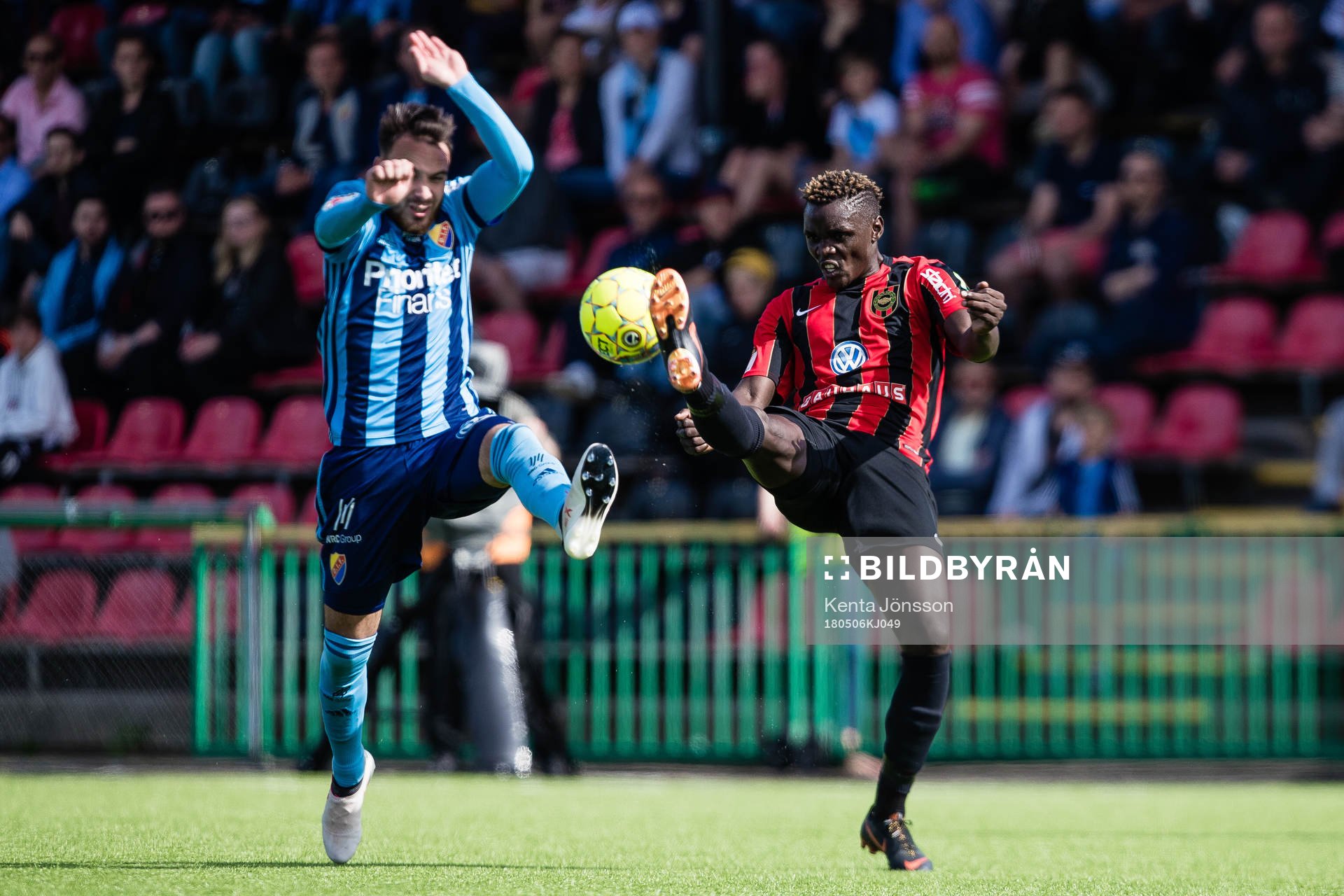 Brommapojkarnas David Ochieng och Djurgårdens Dzenis Kozica