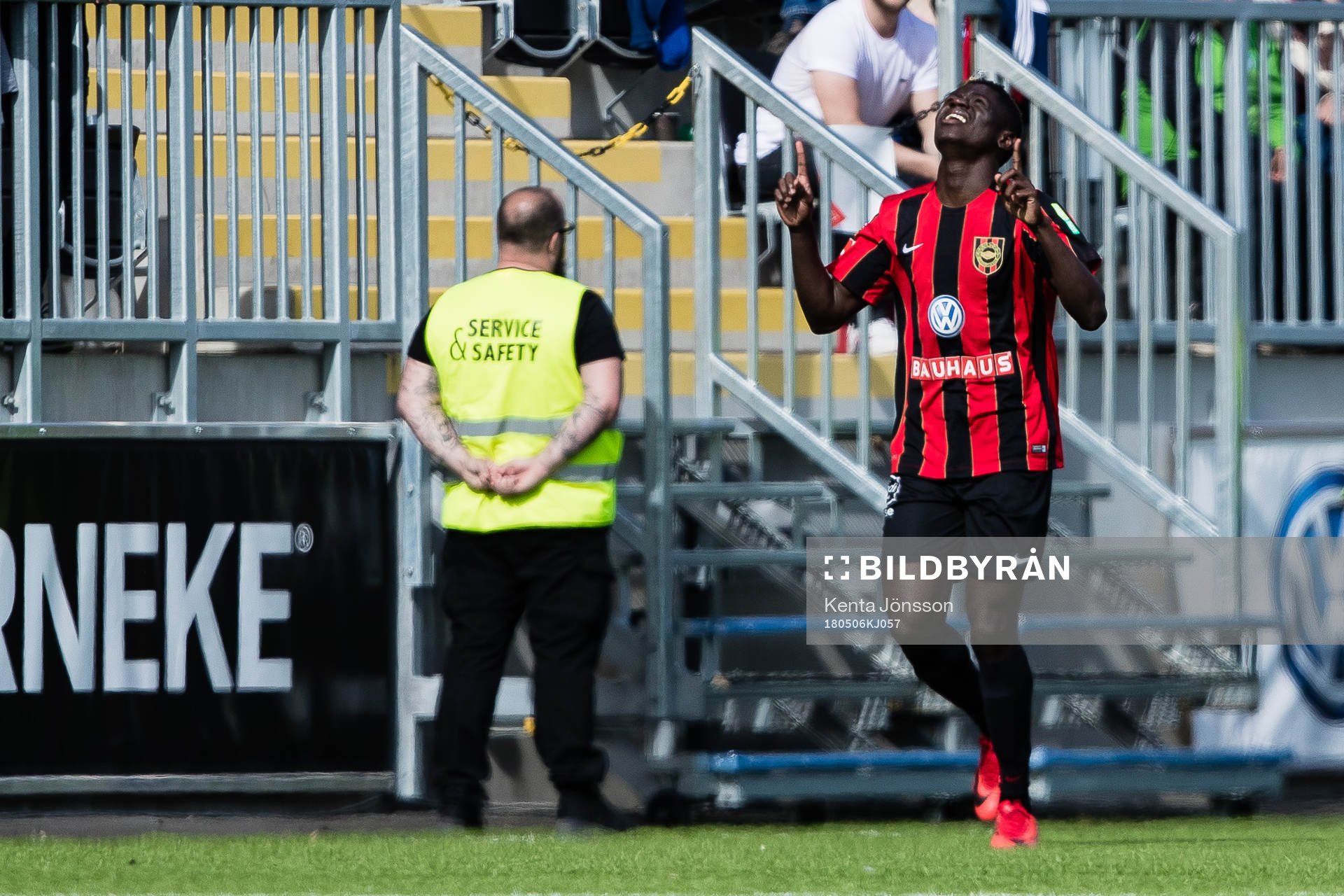 Brommapojkarnas Eric Johana Omondi jublar efter 1-0 under fotbollsmatchen i Allsvenskan mellan Brommapojkarna och Djurgården den 6 Maj 2018 i Stockholm.