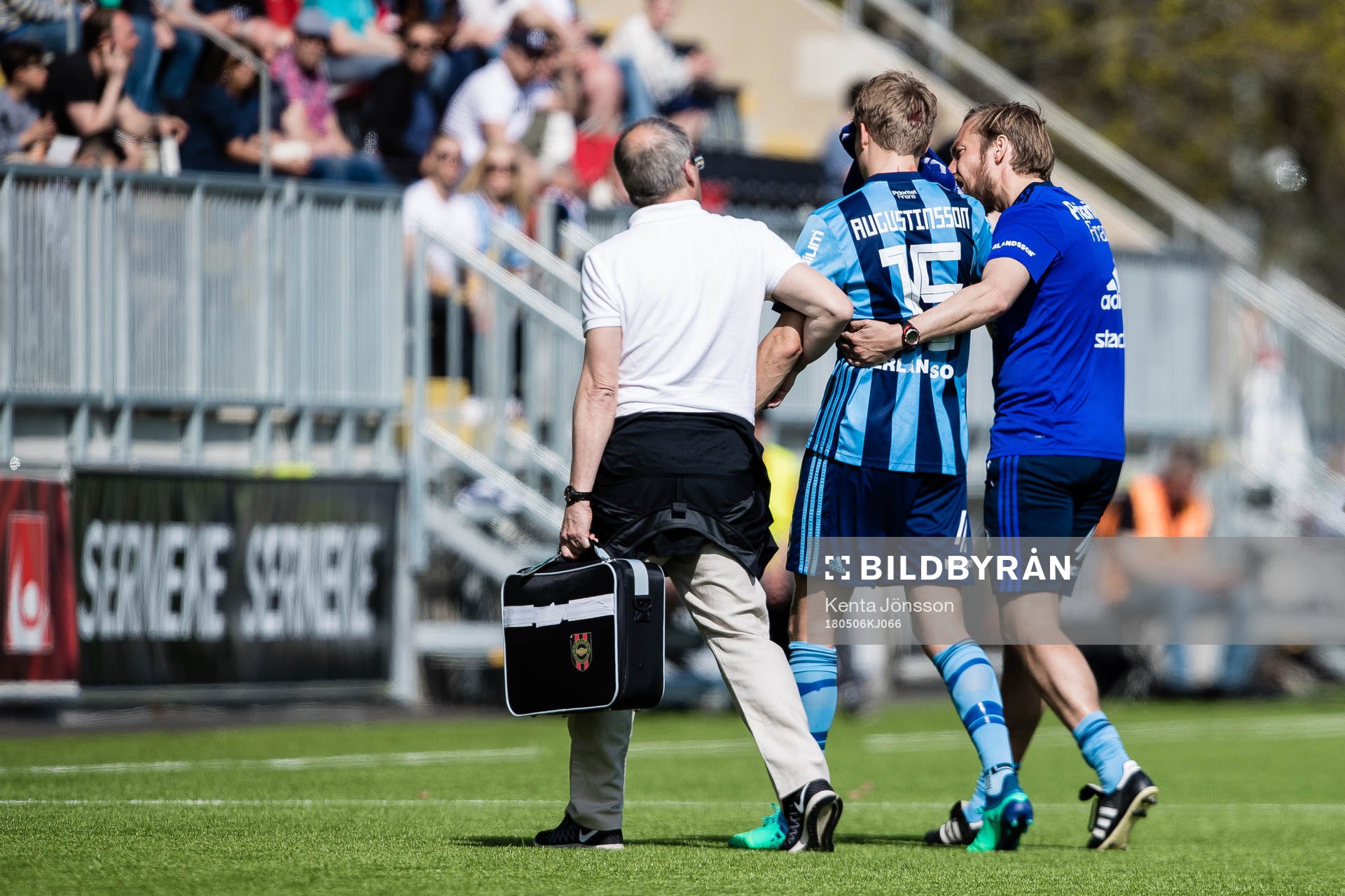 Djurgårdens Jonathan Augustinsson får hjälp av planen