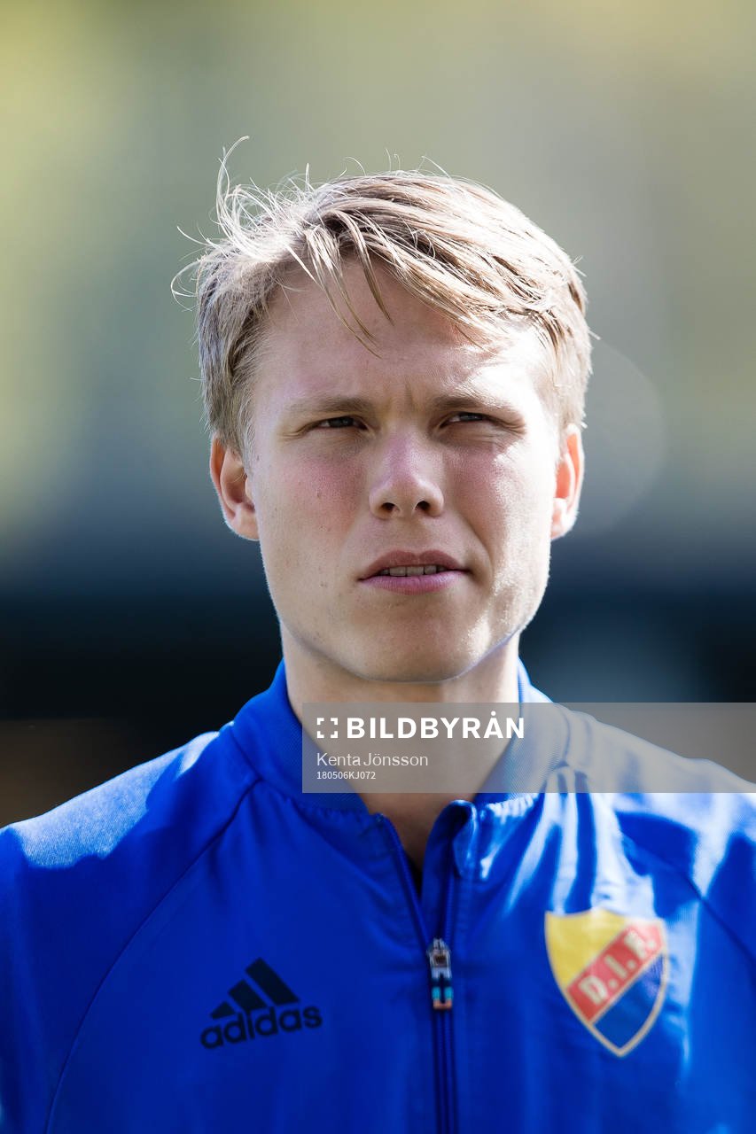 Djurgårdens Jonathan Augustinsson innan fotbollsmatchen i