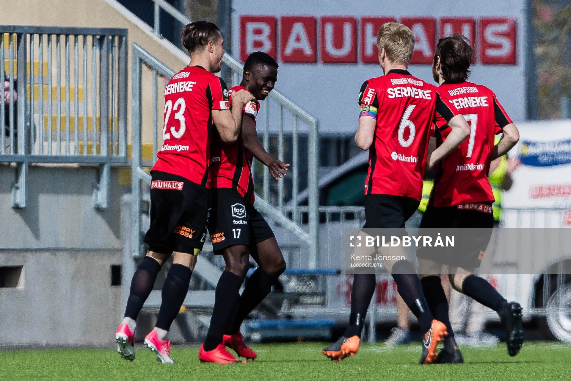 Brommapojkarnas Eric Johana Omondi jublar med Erik Figueroa