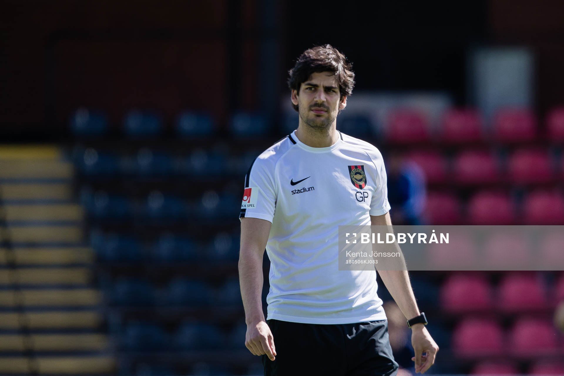 Brommapojkarnas assisterande tränare Goncalo Pereira innan