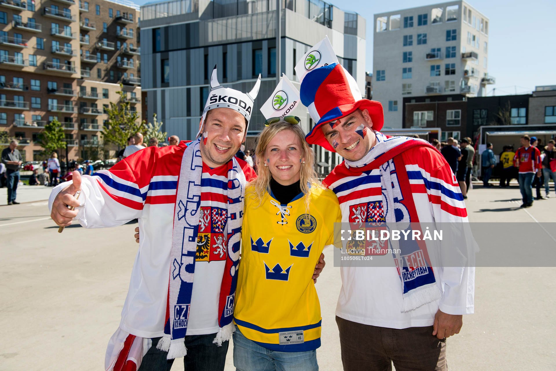 Två tjeckiska och en svensk supporter i landslagströjor