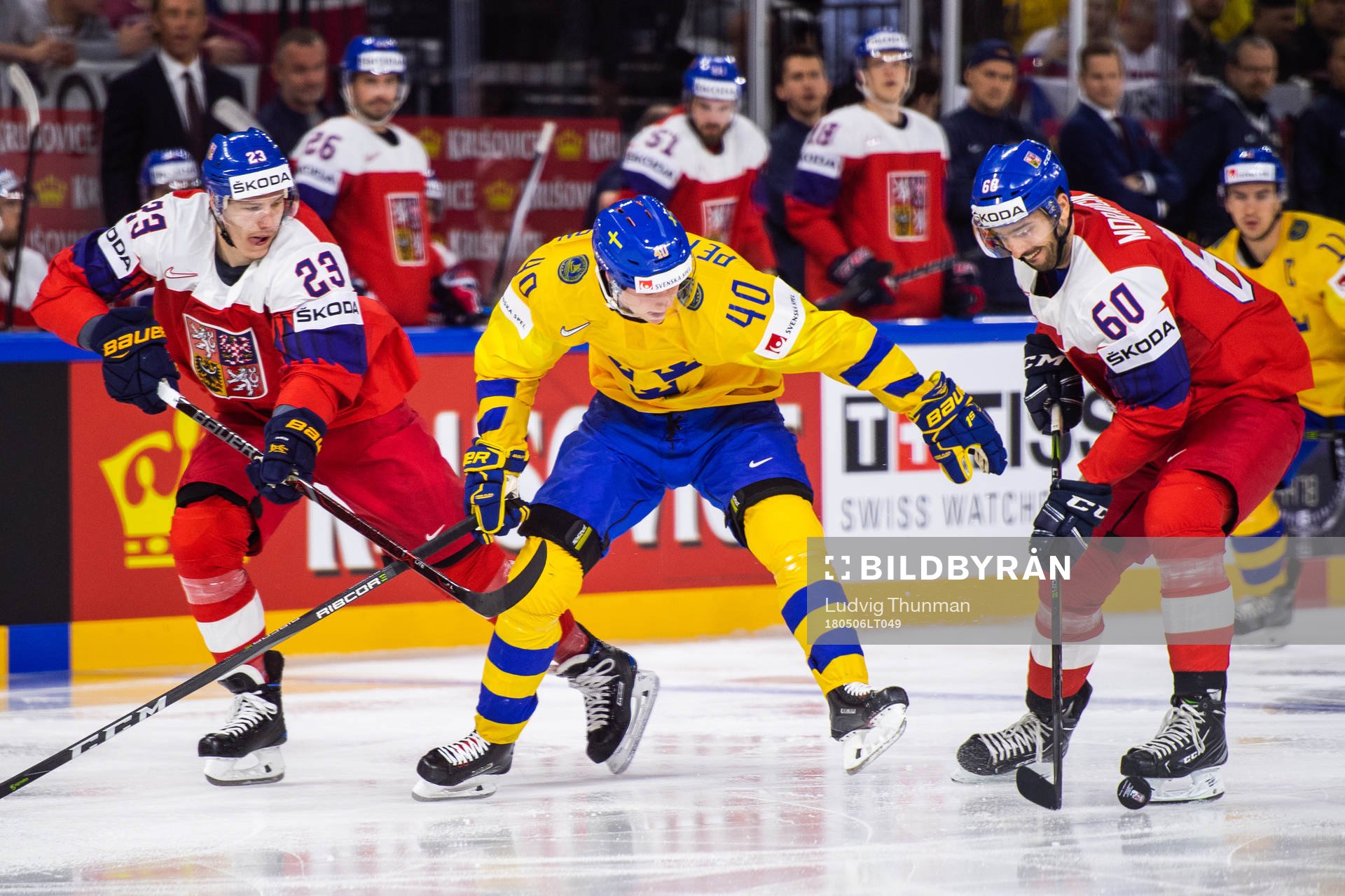 Tjeckiens  Dmitrij Jaskin och Michal Moravcik i kamp om