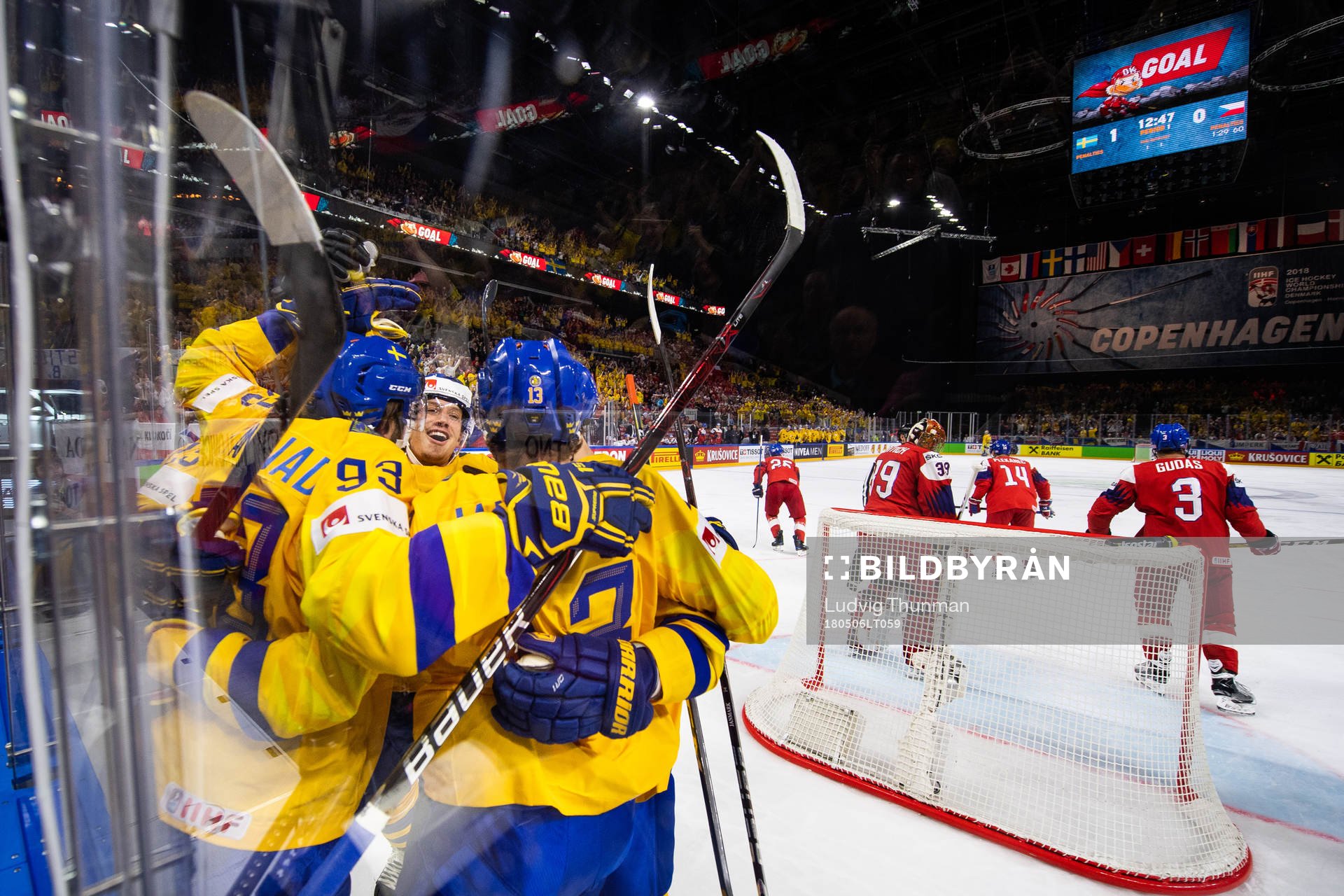 Sveriges Mattias Janmark jublar med lagkamrater