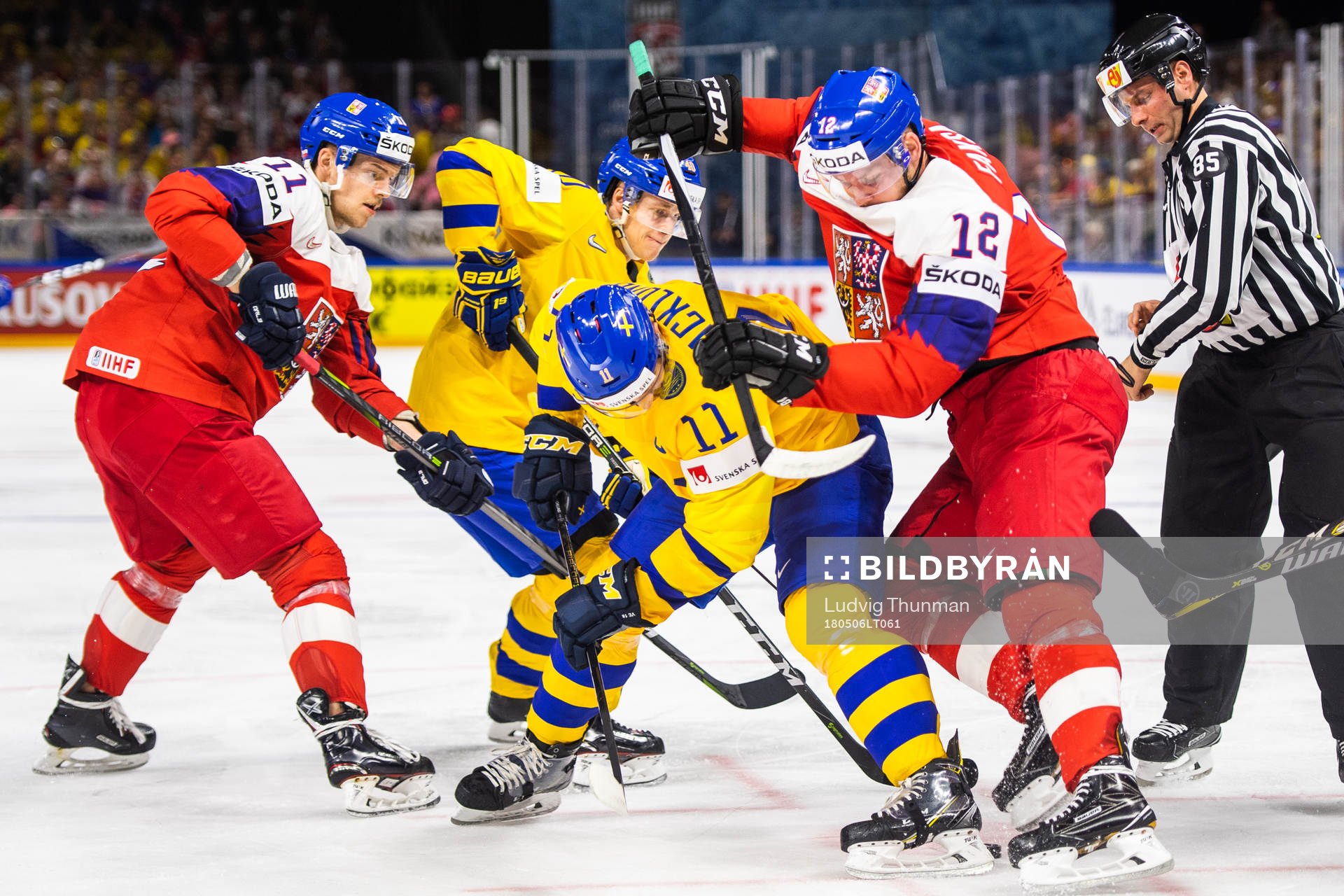 Sveriges Mikael Backlund i kamp om pucken med Tjeckiens