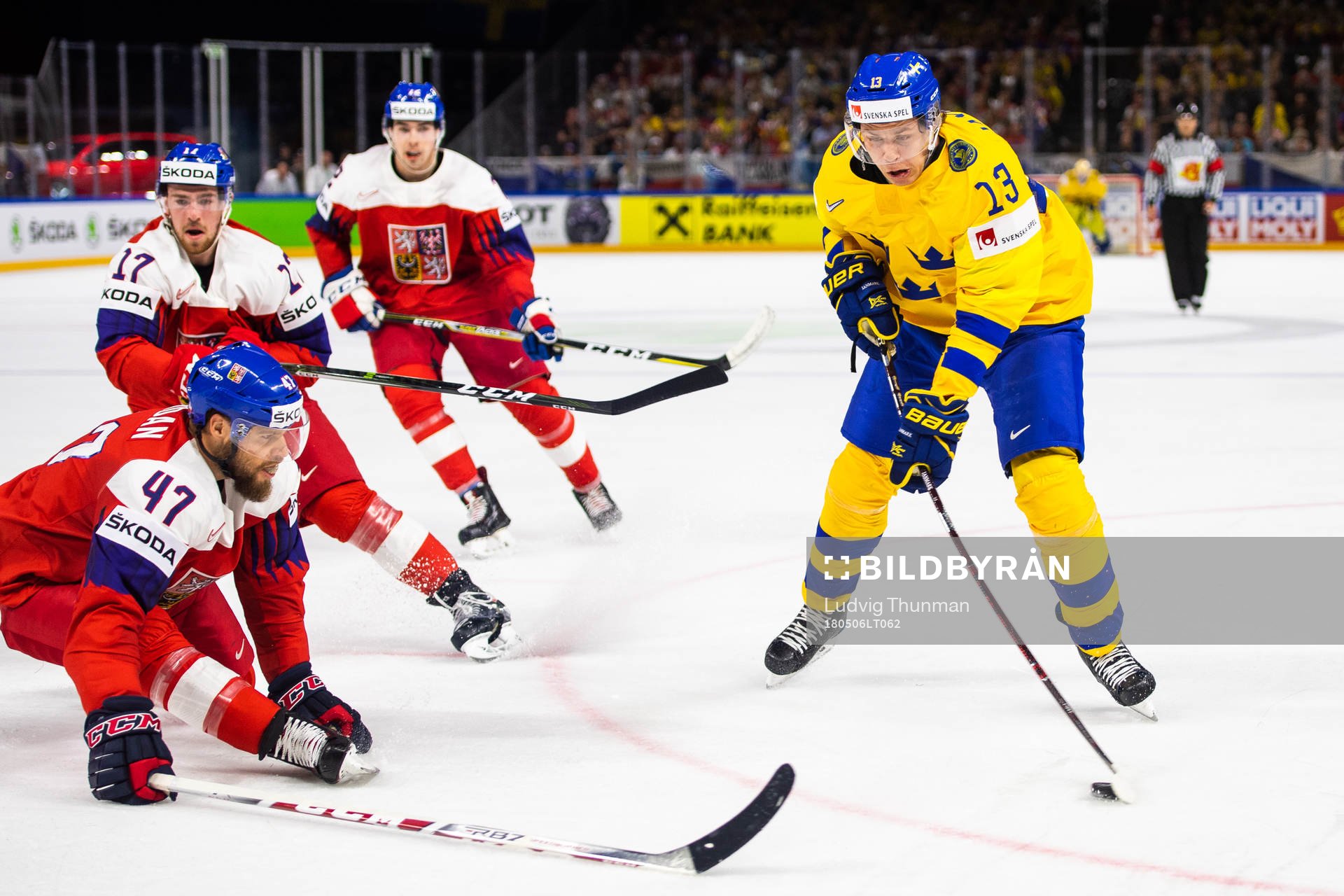 Tjeckiens  Michal Jordan försöker täcka skott från